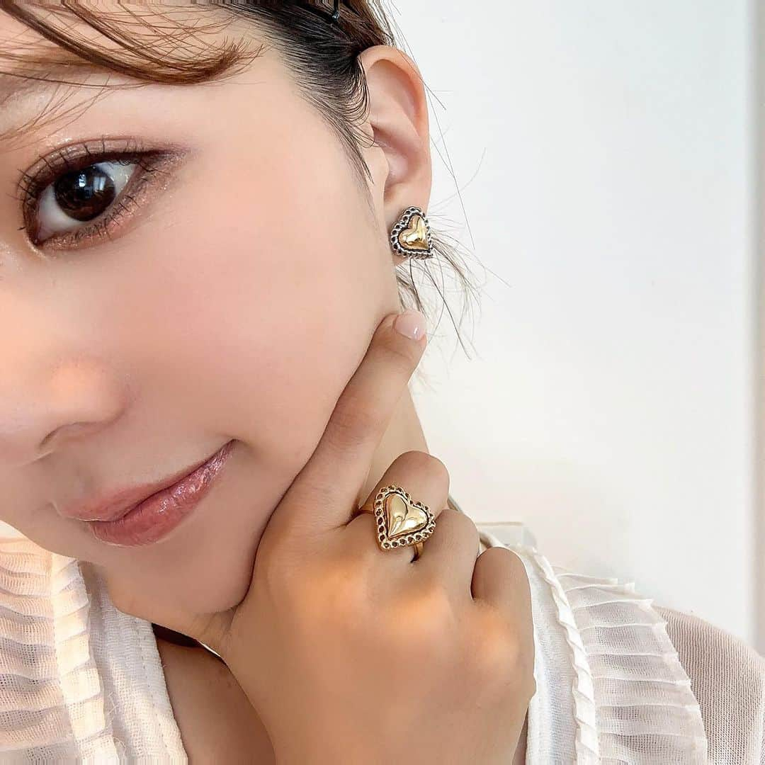 悠衣のインスタグラム：「♡♡ @lohmejewelry のハートシリーズ かわいすぎるぅ♡ ⁡ ⁡ ⁡ ⁡ 新しく発売された ハートシリーズも激かわすぎるので チェックしてみてー♡ ⁡ ⁡ ⁡ ⁡ ⁡ 最近顔の保湿頑張っているけど 体の日焼け止めを怠っているので ⁡ ⁡ ⁡ 手と顔の色の差が。笑 ⁡ ⁡」