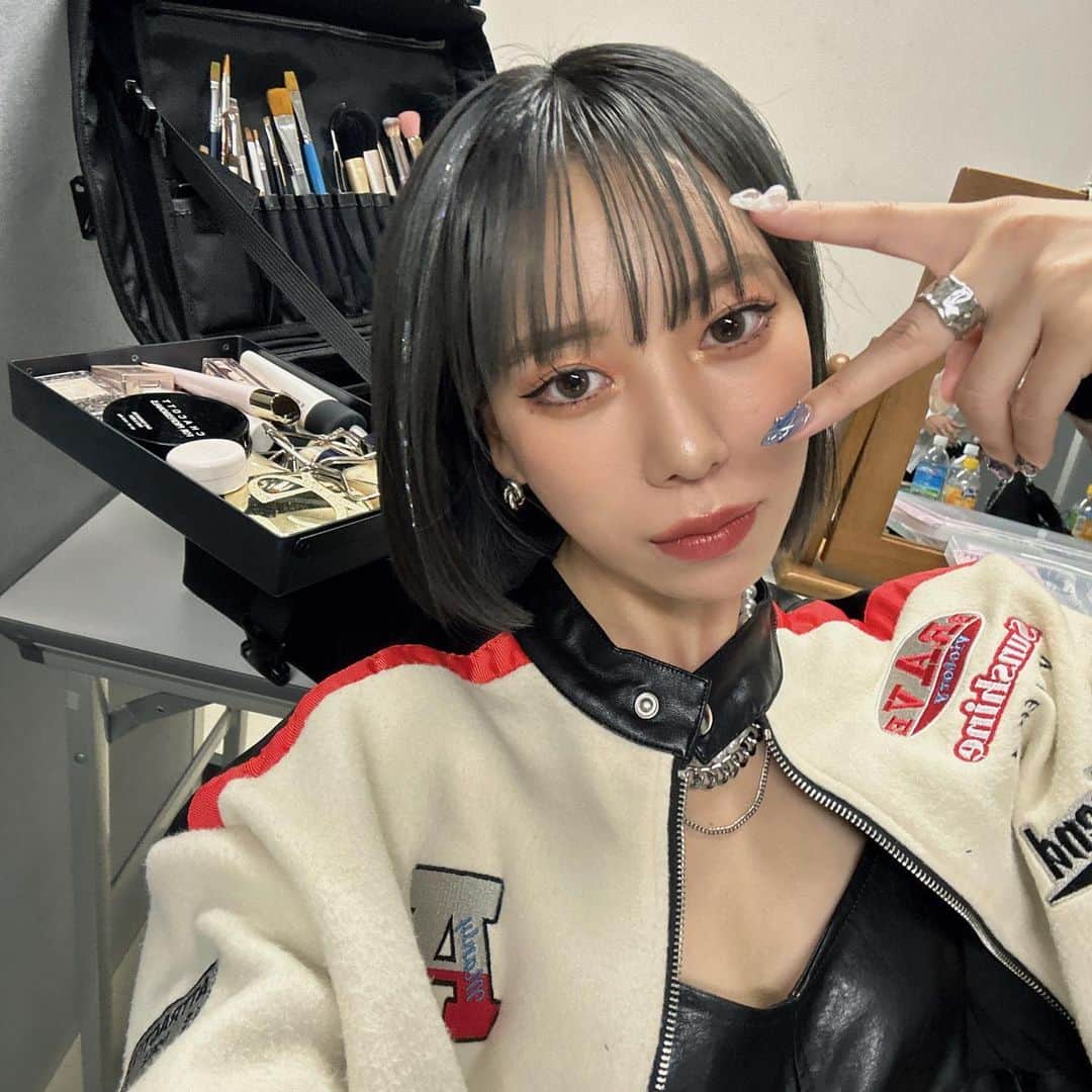 タナカガのインスタグラム：「幕張メッセありがとうございました🔥 本番前にまあたそちゃんとツケマを見つけて大盛り上がりで、5年ぶりぐらいに下まつ毛付けました笑  さおりんチーム緊張したけど無事終わってよかったです！！  そしてまりなちゃん本当に本当におめでとうございます㊗️🎉」