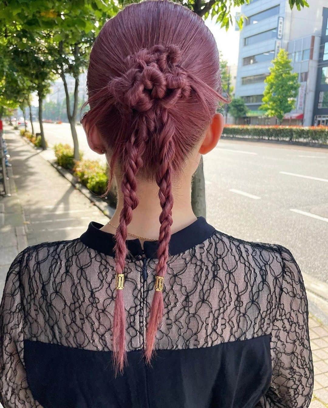 Tomoya Tamadaのインスタグラム：「モードな雰囲気の中にも可愛らしさのある 個性派ツイン編みアレンジ♥️✨  weddingでの出張ヘアメイク 前撮りヘアメイク、お呼ばれヘアセットのお問い合わせ、 プラン内容のご確認やご予約は @tama_hairmake プロフィールリンクのホームページから 受け付けておりますのでご連絡お待ちしております。  全国出張も受け付けておりますので ご予約以外でも、出張ヘアメイクのご相談、お見積もりなどもお気軽にお問い合わせくださいませ。  =-=-=-=-=-=-=-=-=-=-=-=-=-=-=-=-=-=-=-=-=-=-  【 鹿児島限定 前撮りプラン、フォトウェディング撮影 】  次回の開催予定は ⭕️2023年9月内の期間。 上記での日程の募集となります。 只今、期間限定の特別価格で前撮りプラン、 フォトウェディングのご予約お受けしております。  ご予約、プラン等の詳細のお問い合わせは @_lumiere_k の ホームページ又は、DMまでご連絡お待ちしております。  (※こちらのフォトプランは @_lumiere_k にご連絡後、 ご予約されたお客様限定のフォトプランとなりますので ご了承の程、宜しくお願い致します。)  ＿＿＿＿＿＿＿＿＿＿＿＿＿＿＿＿＿＿＿＿＿＿＿＿＿＿  【 現在、募集中のセミナー 】  ●9月5日(火曜日)  東京  ●9月11日(月曜日)  熊本  ●9月12日(火曜日)  熊本  ●9月18日(月曜日)  大分  ●9月19日(火曜日)  大分  ●9月25日(月曜日)  福島  ●9月26日(火曜日)  福島  ●10月3日(火曜日)  東京  当日の詳細、ご応募に関しましてはホームページの 「セミナー告知」に記載しておりますので ご応募お待ちしております。  ＿＿＿＿＿＿＿＿＿＿＿＿＿＿＿＿＿＿＿＿＿＿＿＿＿＿  開催告知しているセミナー以外でも 個人様、企業様へ向けた臨店講習も行なっております。 臨店講習のお問い合わせは、こちらから宜しくお願い致します。  LINE ID ➡️ @ntb4770x  雑誌、広告、web撮影などのご依頼もお気軽にお問い合わせ下さいませ。 ご依頼に関するお問い合わせは、ホームページの 「お問い合わせ」からご連絡お待ちしております。  #ウェディング#ブライダル#花嫁#結婚式#結婚式準備#前撮り#和装#和装前撮り#weddingphoto#ウェディングフォト#プレ花嫁#プレ花嫁さんと繋がりたい#プレ花嫁準備#2023春婚#2023夏婚#2023秋婚#鹿児島花嫁#東京花嫁#ウェディングヘア#ブライダルヘア#ヘアアレンジ#ヘアメイク#花嫁ヘア#ウェディングドレス#weddinghair#bridalhair#新娘化妝#新娘秘書#新娘髮型#웨딩」