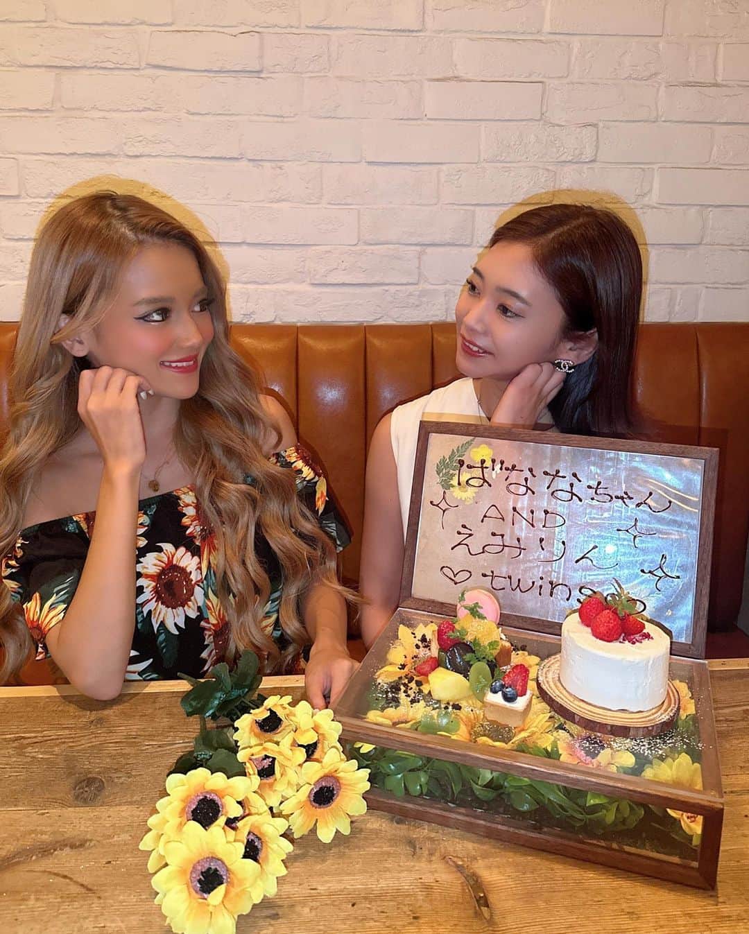 のインスタグラム：「良い写真〜🥹🌻💖  誕生日じゃないよ❤️ twinsだよ🥹笑 . . #restaurant#ebisu#cafe#dinner  #cheese#fashion#summer#twince #sheinコーデ#夏コーデ#ひまわり#オフショル#ディナー#レストラン#恵比寿グルメ#映えカフェ#ぎゃる」