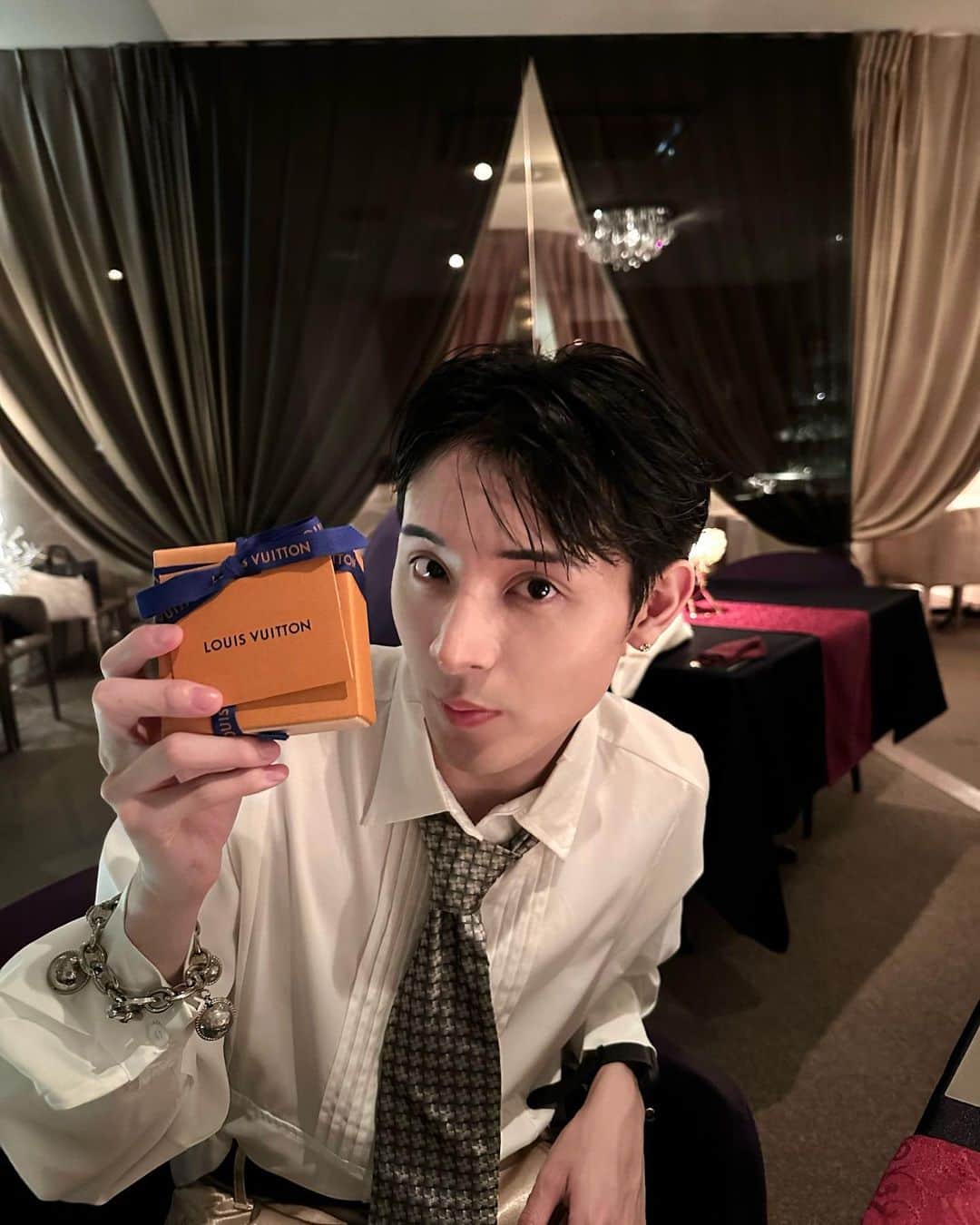 高橋龍之介のインスタグラム：「Thank y.💛💛💛  素敵な物を頂きました👑🎁  皆様、日付変わってから沢山のお祝いメッセージ、動画作ってくれた方ありがとうございます❤️☺︎☺︎❤️」