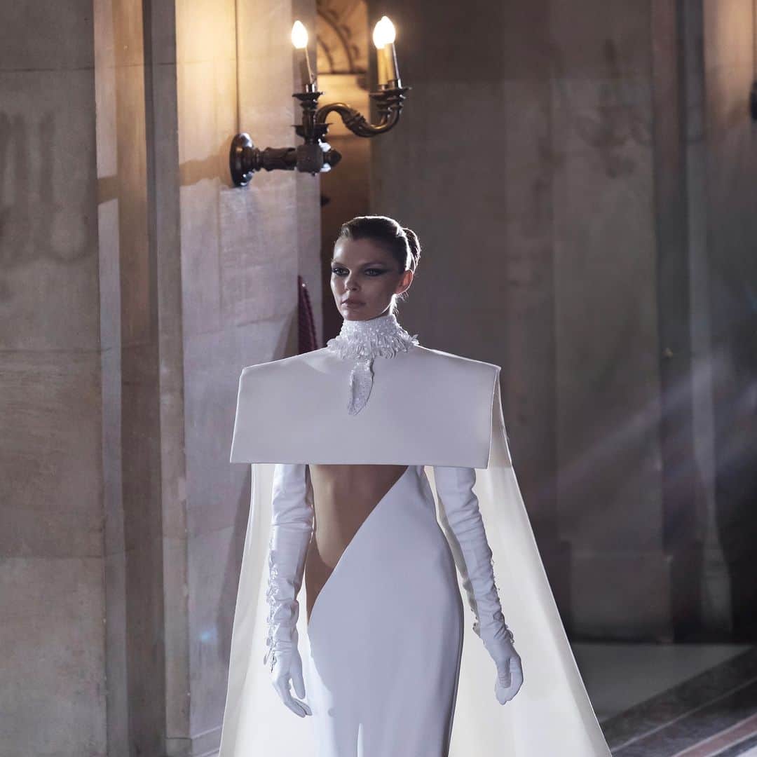 ステファンローランのインスタグラム：「Geometrical white gazar cape embroidered with porcelain petals and crystal beads.   #StephaneRolland #HauteCouture #FW23」