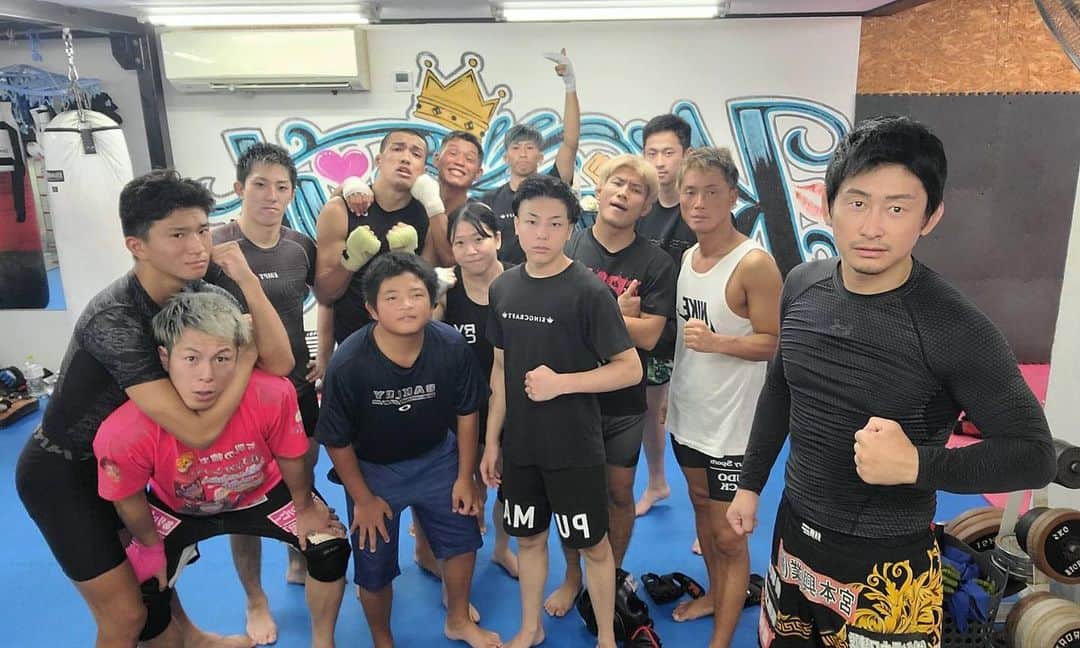 吉永啓之輔のインスタグラム：「試合終わったばかりで まだダメージあるのに ジムに来て皆んなを指導してる  流石だよ👍」