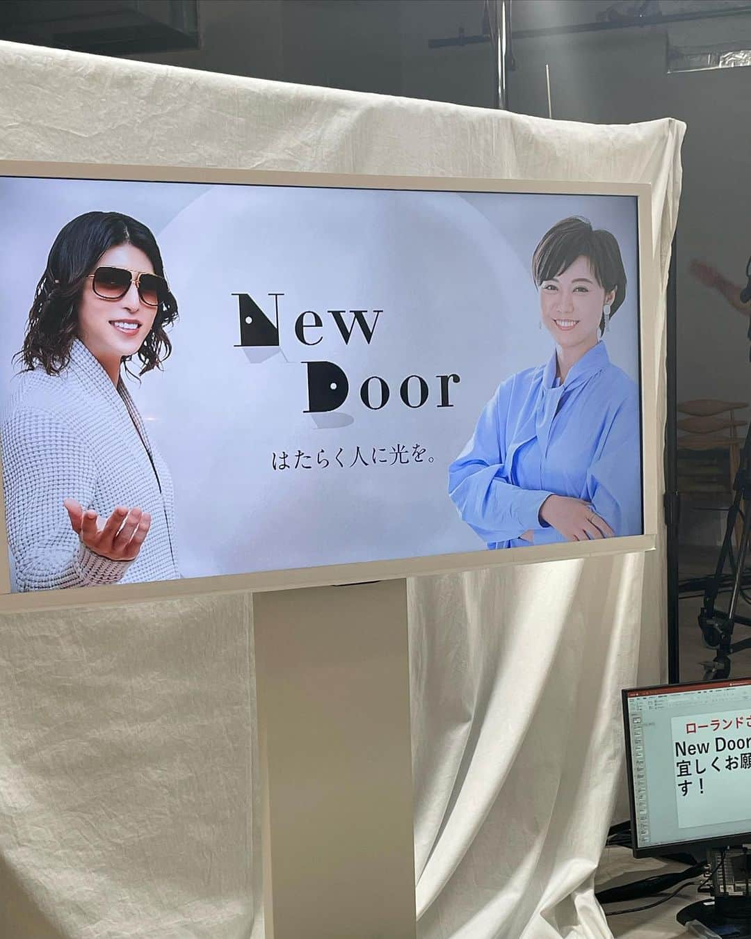 瀧口友里奈さんのインスタグラム写真 - (瀧口友里奈Instagram)「・ ローランドさんとのMC番組🎥 ”New Door”by Newspicks Studios🚪✨  MC二人とも、そろそろ秋の装いです🍁  今回は、視聴者の皆さんの「転職＆キャリア」のお悩みにお答えしました🙏🏻  夏って、ふと立ち止まって、これまでの人生を振り返ったりするのに良い季節ですね🌻  7月いっぱいは大学院の期末でテストやレポート課題、そして、仕事も出張が続き、とても慌ただしい一ヶ月だったのですが、 8月のお盆には一週間ほど休暇をいただき、深呼吸。旅先で普段の積読の本を読んだり📚 心と身体の空気入れ替え🌬✨  日々の番組収録、キャスターとしての生放送や、カンファレンスのモデレーター、社外取締役としての仕事、そして、秋・年末にむけて、弊社グローブエイトの取り組みも頑張っております👍  SNSの投稿が全く追いついていないので、時系列ランダムになりそうですが、また投稿していきますので、お付き合いください🌈」8月30日 23時04分 - yurinatakiguchi