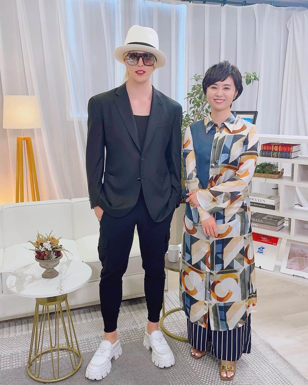 瀧口友里奈のインスタグラム：「・ ローランドさんとのMC番組🎥 ”New Door”by Newspicks Studios🚪✨  MC二人とも、そろそろ秋の装いです🍁  今回は、視聴者の皆さんの「転職＆キャリア」のお悩みにお答えしました🙏🏻  夏って、ふと立ち止まって、これまでの人生を振り返ったりするのに良い季節ですね🌻  7月いっぱいは大学院の期末でテストやレポート課題、そして、仕事も出張が続き、とても慌ただしい一ヶ月だったのですが、 8月のお盆には一週間ほど休暇をいただき、深呼吸。旅先で普段の積読の本を読んだり📚 心と身体の空気入れ替え🌬✨  日々の番組収録、キャスターとしての生放送や、カンファレンスのモデレーター、社外取締役としての仕事、そして、秋・年末にむけて、弊社グローブエイトの取り組みも頑張っております👍  SNSの投稿が全く追いついていないので、時系列ランダムになりそうですが、また投稿していきますので、お付き合いください🌈」