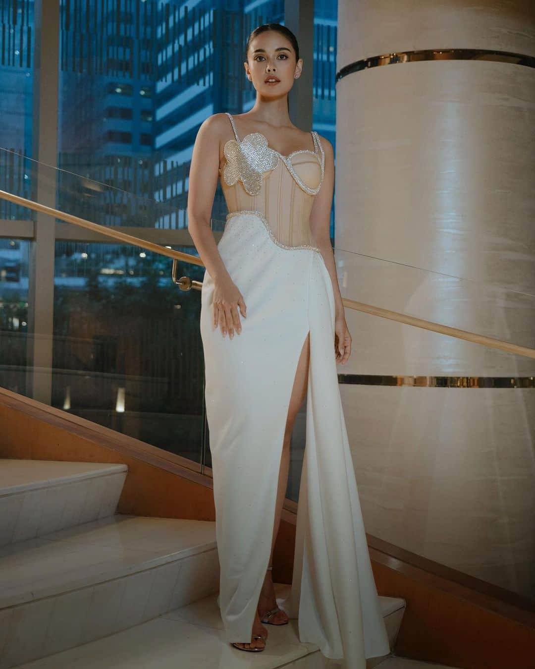 ミーガン・ヤングのインスタグラム：「Vogue Philippines Anniversary Gala 🤍✨   Gown by @russelmay 🤍 #StyledByAdrianne @adrianneconcept ✨ Photos by @dmetroman 📸」