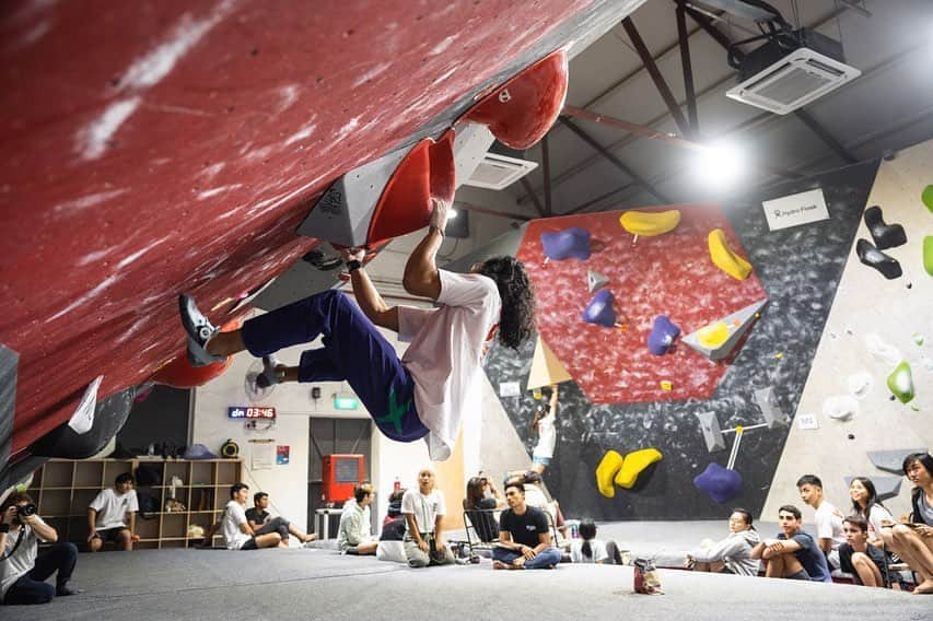 ハキム・カスバンのインスタグラム：「Ignite ‘23 by @lighthouse.climbing⁣ ⁣ It’s been a couple years since my last competition, feels good being back in a final.⁣ ⁣ 📸: @e.vanlim 🙌🏼⁣ ⁣ @boruda.sg⁣ @heavy.japan⁣⁣⁣ @reddotrunningco⁣ ⁣ #climbing #bouldering #heavyjapan #tenayaclimbing #borudasg #teamrdrc #rdrcsg」