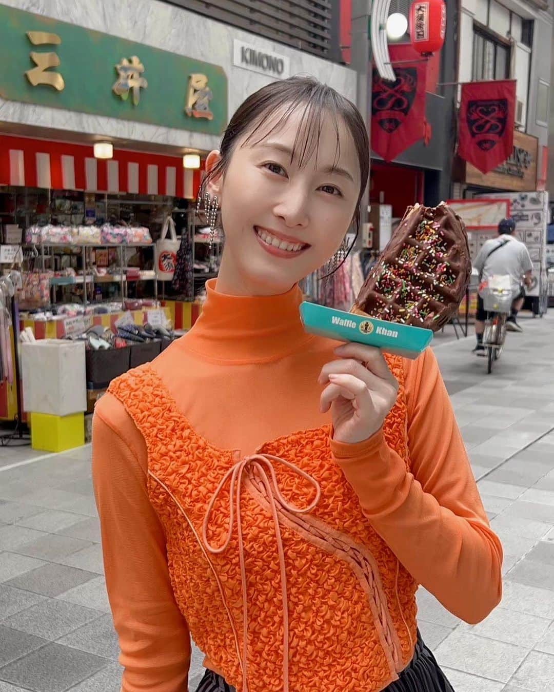 松井玲奈のインスタグラム：「SUUMOさんのフリーペーパー(名古屋版)に登場中！ 子供の頃よく連れてきてもらった大須商店街。歩いたり、大好きなかき氷屋さんの柴ふくにいったりと楽しいロケでした✨」