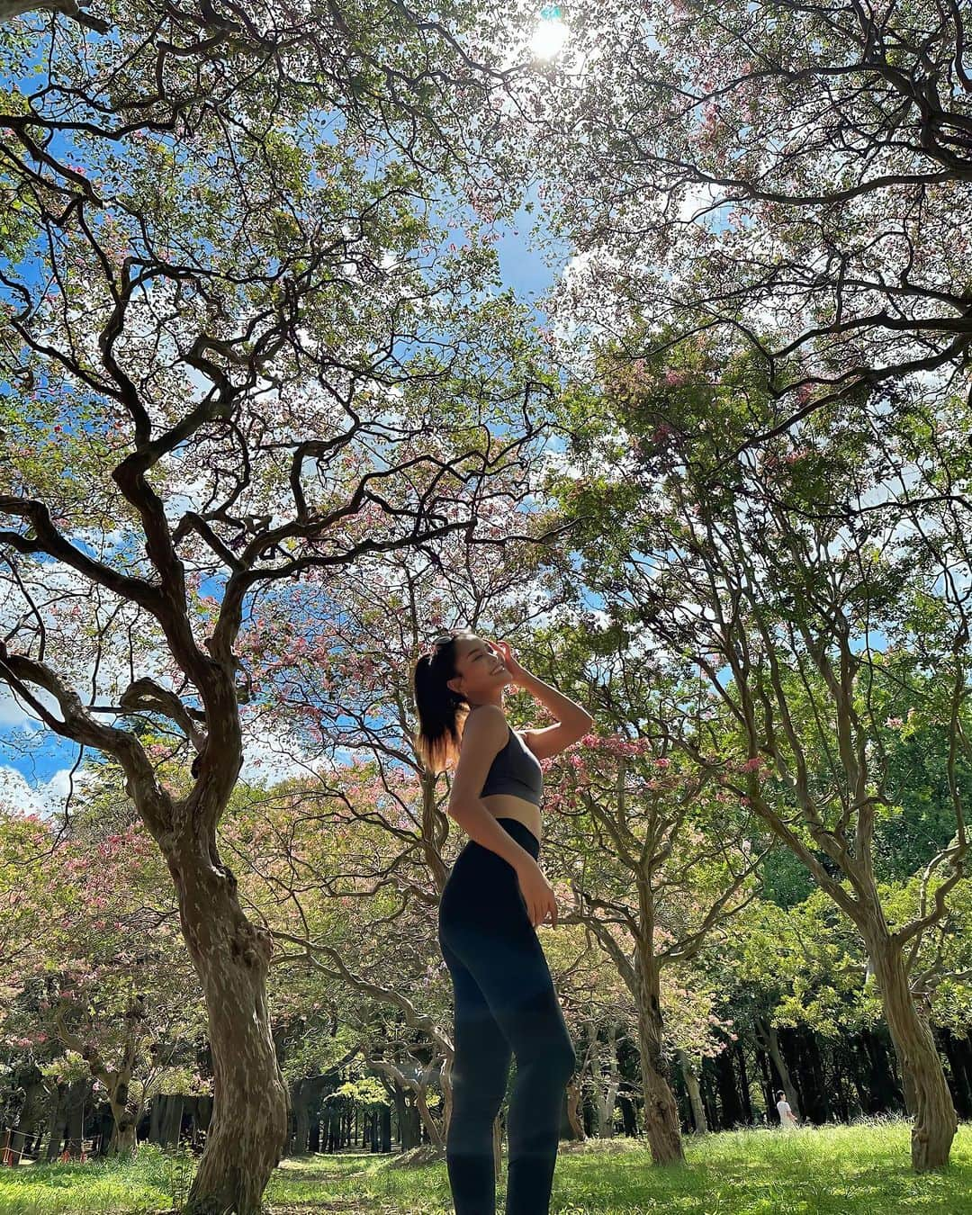 吉井香奈恵のインスタグラム：「初めての公園pilatesレッスンに参加しました🌳🌿 @nu.pilates @kanna_pilates   早起きして公園に行って 自然の中で運動するってなんで優雅🥹✨ って思える時間でした🕊️  私も公園で筋トレ自重トレーニングレッスンしよかな🧐🌿笑 自分ももっと体に磨きをかけたいっ！😤  なんせ、行ける日は早起きして公園行きたいって思った！！  ハワイみたいな生活したい🫶🏽🥥🌺 (ハワイ行ったことないけど😇笑)  #ピラティス #pilates #fitness #diet  #パーソナルトレーナー #トレーニング #ダイエット #健康 #美容 #公園」