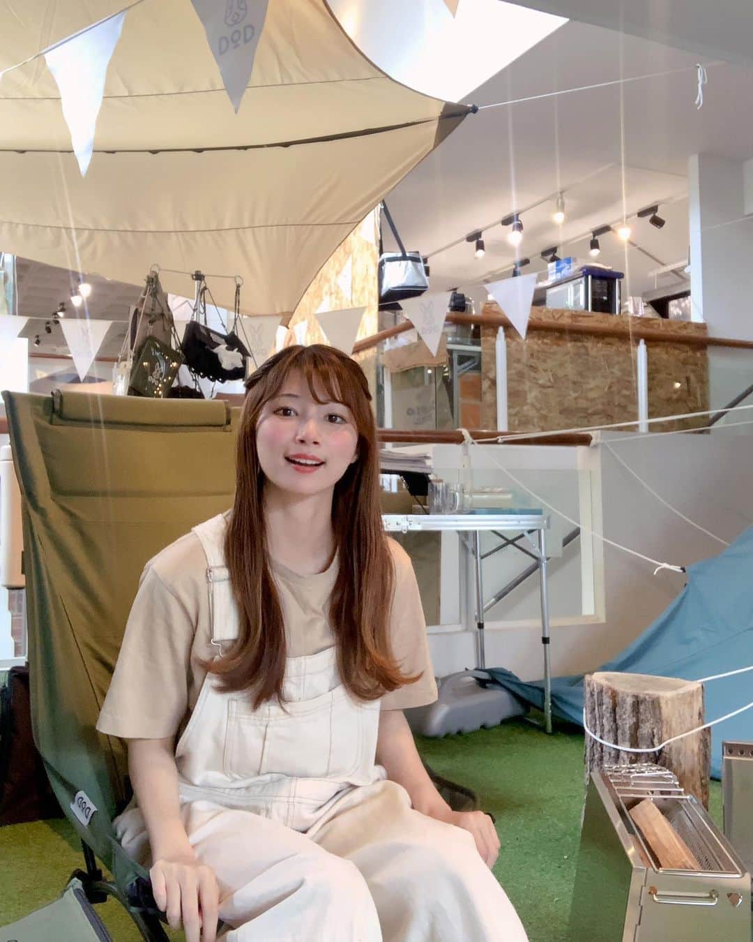 竹村美緒のインスタグラム：「. . 本日のLIVEニュースは大蓮公園にある @design_ohasu_days さんから生放送でした。  屋内のあちこちにキャンプギアが展示されていてワクワク。 休憩中、いろんなテントに入ってはまた別のテントに入ってみたり、、、🏕  カフェや読書スペースも併設されています。  私は黒蜜の入ったラテと、 唐揚げ弁当を頂きました。  お弁当がものすごいボリュームで お店の方に「すごく量が多いので食べきれなかったら遠慮なく残してくださいね💦」と言われたんですが、 美味しすぎてペロリと完食でした。  そしてそのお弁当の写真を撮るのを忘れました🧏🏻‍♀️ . . . . . . #大蓮公園#designohasudays #design_ohasu_days #キャンプ#キャンプギア #アウトドア」
