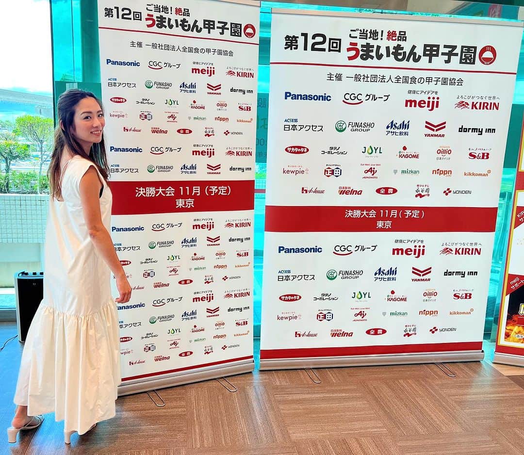 のインスタグラム：「第12回「ご当地！絶品うまいもん甲子園」全てのエリア選抜大会が終わりました✨ ・ 選抜大会は高校生達の夏休みの期間に開催するので、結果だけでなく思い出や経験として残ってもらえたら嬉しいなと思っています🙏 ・ 嬉し泣きや悔し泣きする姿を見て、もっと沢山の高校生達が、こんな一生懸命に何かに向き合う瞬間を増やしたい。 ・ そして うまいもん甲子園をキッカケに、食や第一次産業に興味を持ってくれる子も増えているので、就職支援なども含めて企業と高校生の架け橋などもしていきたいな。。。 ・ 選抜大会の司会をしていても、私の方がウルウルしてしまう事ばかり🥺 ・ 本当に若者のエネルギーや純粋さ、一生懸命さや、計り知れないやる気などは学ぶ事ばかりです。 ・ そんな高校生の夢の舞台を作るのも、応援してくれる企業の方々がいるから作れるのであって。 ・ 色々と難しい判断や調整やご協力のもと、続けて12回大会も無事に開催する事が出来ました😭✨ ・ 全ての選抜大会は終了しましたが、敗者復活戦の「応援投票企画」もあるので、引き続き応援お願いします🙇‍♂️✨ ・ そして うまいもん甲子園に出場してくれた子達からもDMがきたり☺️ ・ 生徒さんや先生含めて、DMで連絡頂けると嬉しいです🙌 ・ #うまいもん甲子園 #がんばれ高校生 #地域活性化 #夢の舞台の創造 #人材育成 #若者の可能性は∞」