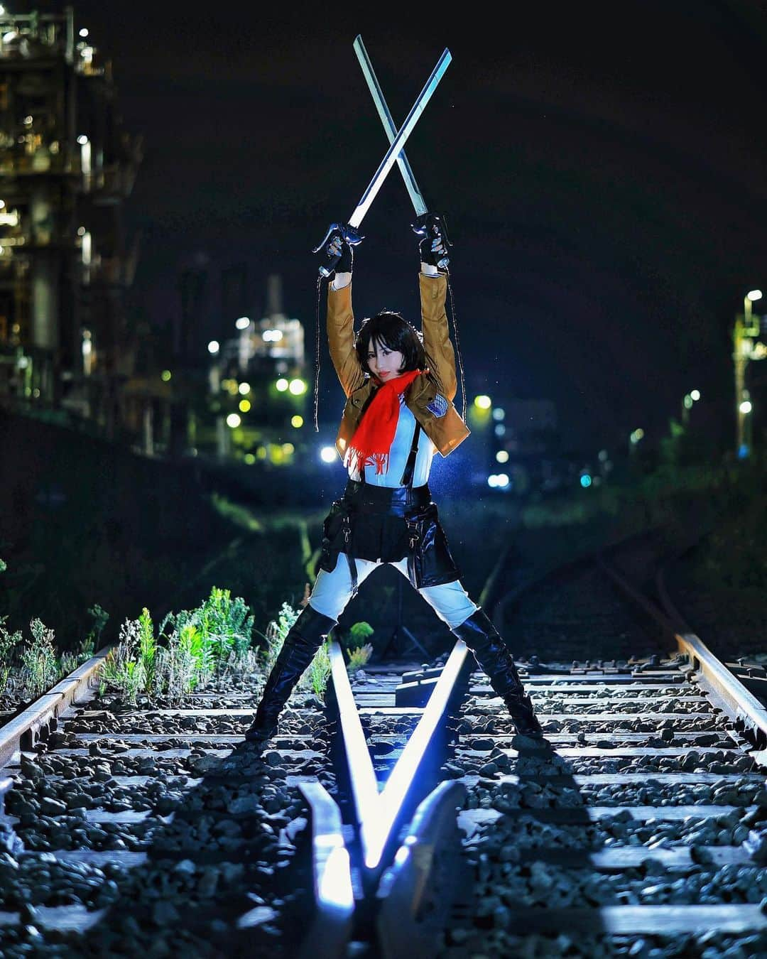 舘林佳史のインスタグラム：「進撃の巨人✖️工場夜景 コラボレーション撮影📸  model:水川美南 @minamizukawa   進撃の巨人のイメージがこんなにピッタリなロケーションはございませんでした😂  誰でも物語の主人公になれるをキャッチコピーに ドラマや映画の物語のワンシーンの様なDramaticStoryPhotと言う名前で活動作品作りをしています。  大好評のドラマティックフォトのご依頼はこのクオリティーで30000円〜(ほぼ諸経費)で受け賜わっています)^o^(   たった一枚の写真で人生が変わる‼️  モデル宣材撮影 コンポジ Book作り プロフィール撮影 ブライダルフォト記念撮影 衣装レンタル 成人式 着物 ドレスロケーションフォト スチール サロンモデル撮影 写真集等撮影のご依頼何でもお気軽にお問い合わせDM下さい✨📩   ༚┈❁┈༚༝༝༚┈❁┈༚༝༝༚┈❁┈༚༝༝༚┈❁┈ ༚༝༝༚┈❁┈  #進撃の巨人 #コスプレ #コスプレイヤー #工場夜景 #コスプレ撮影  #ナイトフォト #フォトジェニック　 #ドラマティックフォト　 #インスタ映え　 #作品作り　  #撮影依頼受付中」