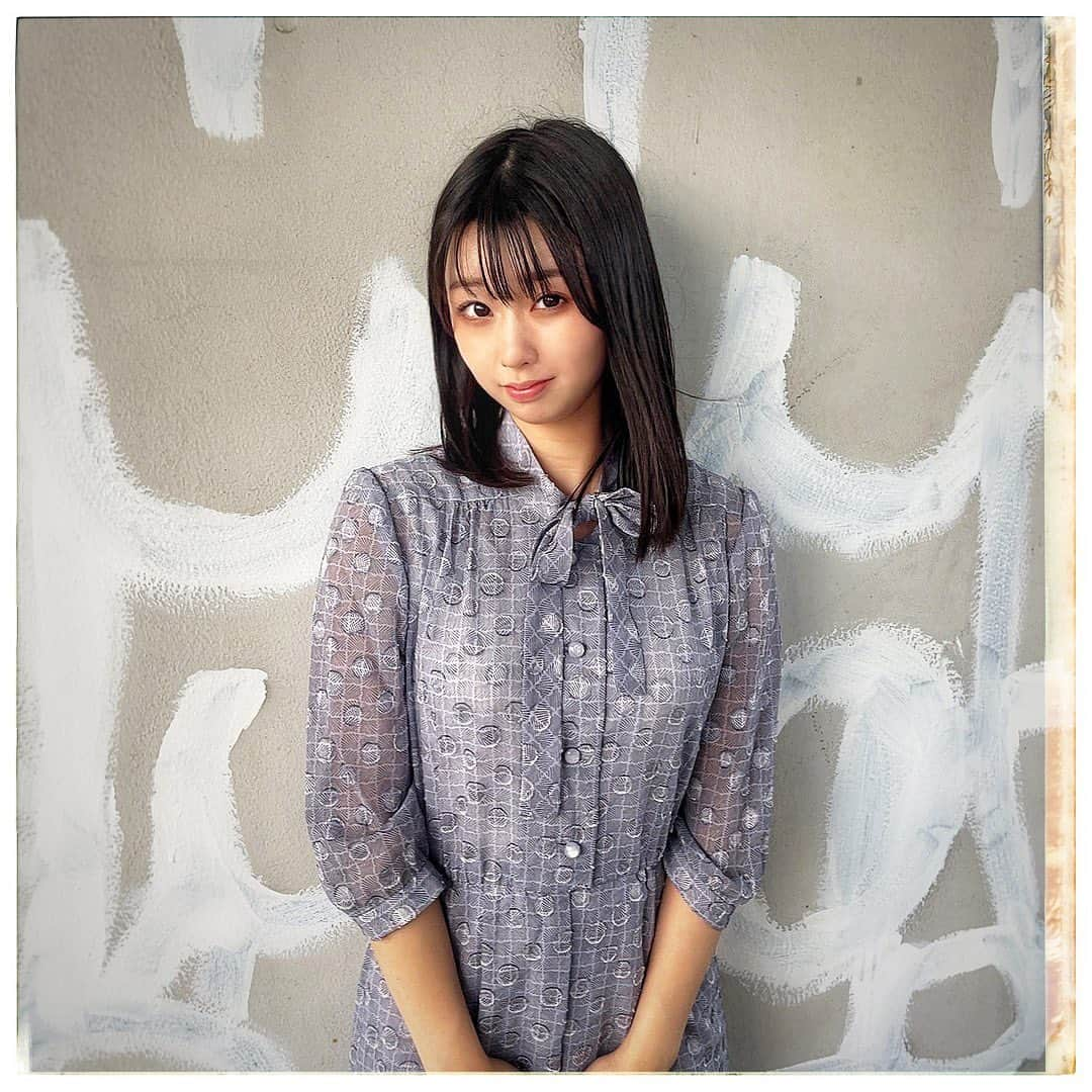 奥森皐月さんのインスタグラム写真 - (奥森皐月Instagram)「. . . 今週末、9月2日と3日に舞台に出演します。 この夏はこちらの稽古に励んでいました。 ラジオをきっかけに仲良くなくなる女子高生2人の物語です。素敵なお話なのはもちろん、久々のお芝居なので絶対観に来ていただきたいです。次に舞台出ることはないかもしれないし  お芝居以外にも頑張るポイントがあるので、是非その姿も劇場でご覧いただきたい...！ . 2日13時〜と3日16時〜の回では、それぞれお友達のにゃんぞぬデシとみほとけにゲストで来てもらいアフタートークもさせていただきます。 . ストーリーズのリンクからご予約いただけます。ご来場いただけると本当に嬉しいです。絶対きてね、待ってます。 . . . 【作・演出】 星野佳人    【出演】 池田レイラ（完熟フレッシュ）  奥森皐月  鳩  中村シュンスケ（えびしゃ）  浦野朋也    【声の出演】  森本晋太郎（トンツカタン）  高田ぽる子  ニシブチ（ハチカイ）  むらまつ（ゼンモンキー）    【音楽】 にゃんぞぬデシ   【日程】 9月2日(土) 13:00／16:00／19:00 9月3日(日) 12:00／15:00／18:00 ※受付開始・開場は開演の30分前  【料金】 一般：4000円　学生：3000円(各回枚数限定) 高校生以下：2000円(各回枚数限定) ※当日+500円  【場所】 高田馬場ラビネスト  【予約】 ストーリーズのURLからお願いいたします！  #奥森皐月 #舞台 #演劇 #ラジオ #女子高生 #お知らせ #レトロ #ワンピース #古着 #高円寺 #セミロング #スターダストプロモーション」8月30日 23時18分 - satuki_okumori_official