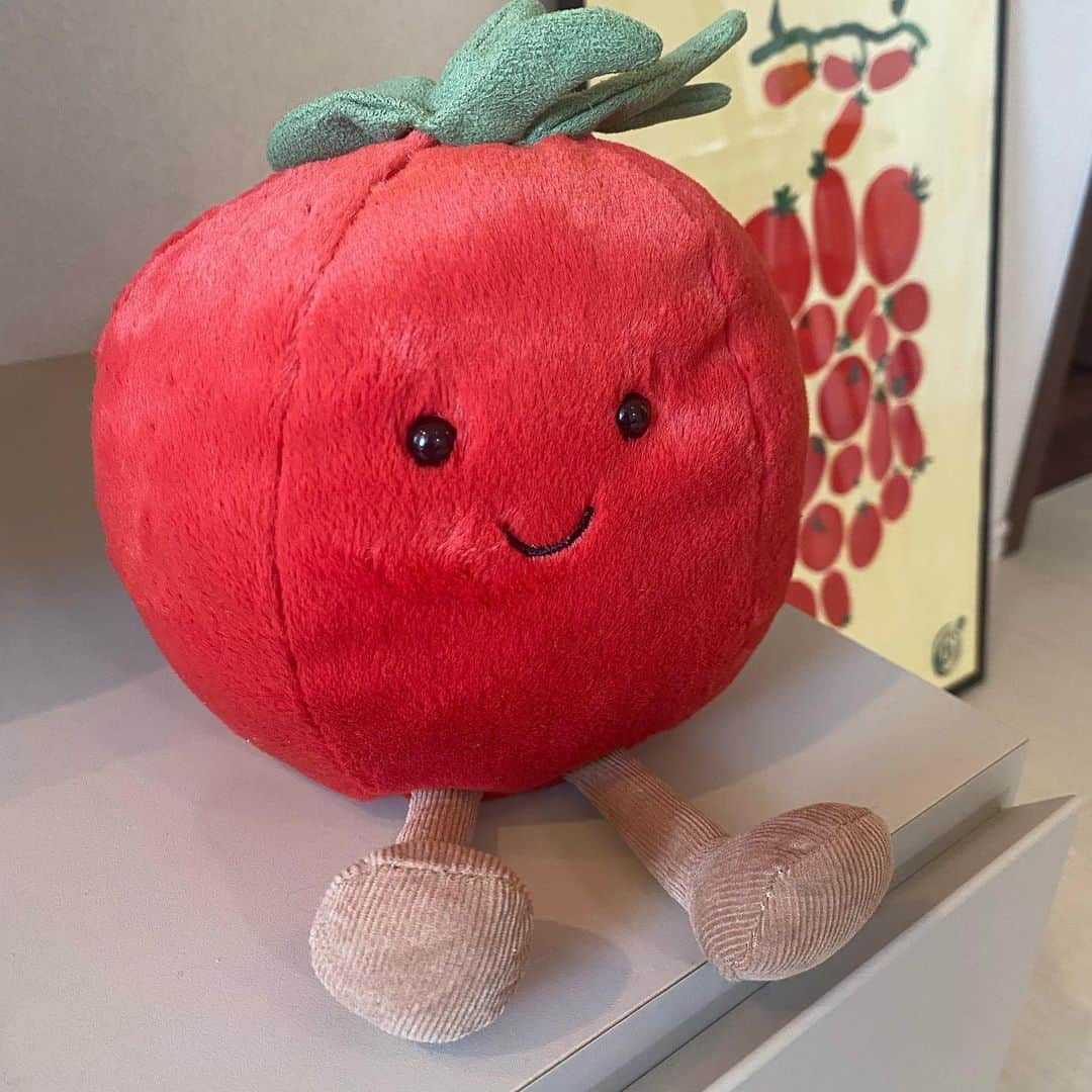 長谷川あかりさんのインスタグラム写真 - (長谷川あかりInstagram)「トマトちゃん。あかりちゃんトマト好きでしょと、夫から。にっこりしてて癒されます。」8月30日 23時18分 - akari_hasegawa0105