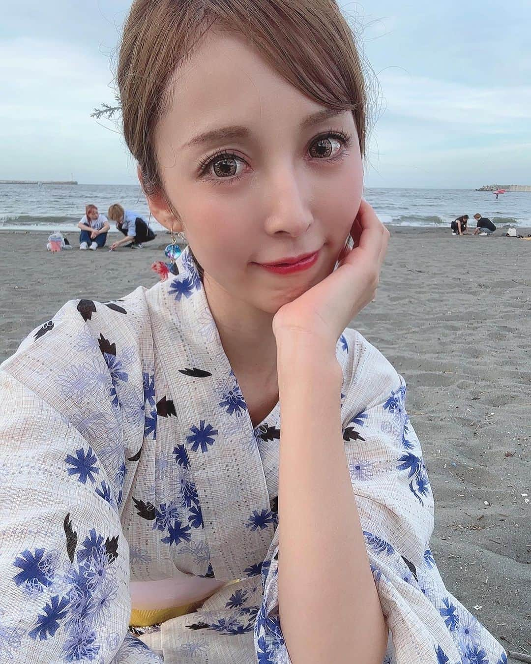 葵井えりかのインスタグラム：「ご無沙汰になってしまっとります、、 SNS開かない内に 通知がすごく溜まってて、 フォロワーさんも少し増えてた🥰 必要なDM返信は 明日以降していくね〜っ😭  明日の夜は配信するので！！！20:30⏰」