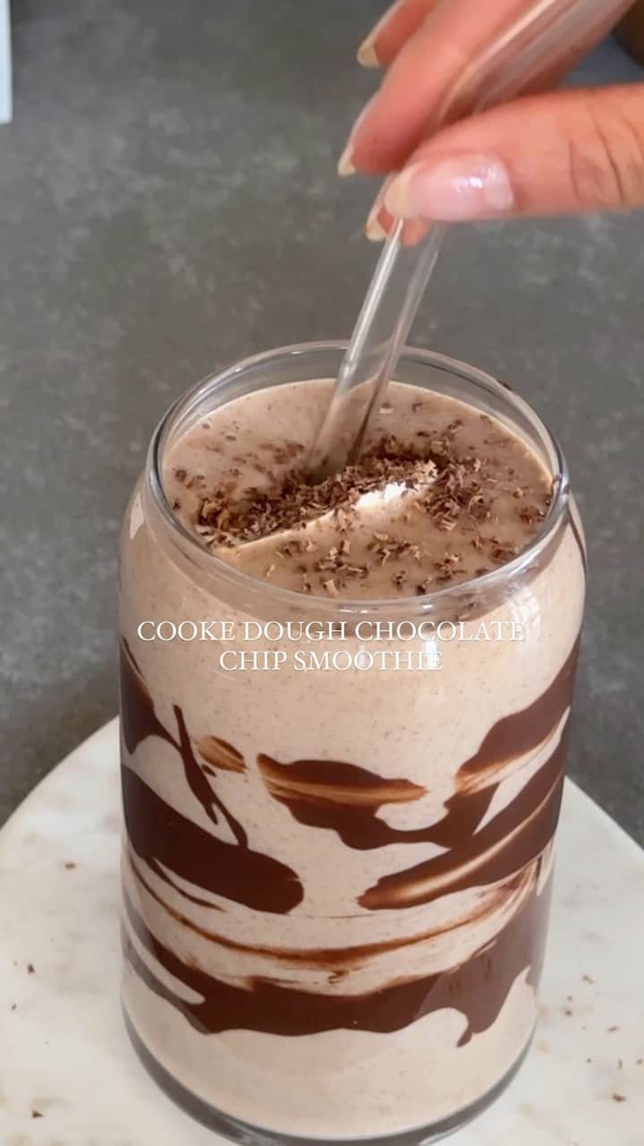 サンヌ・ヴロートのインスタグラム：「This Chocolate Chip Cookie Dough Protein Smoothie with @ritual protein powder is to die for! I have been focusing on building muscle and incorporating protein smoothies in my routine has been such a game changer! This delicious smoothie is for when you’re craving something sweet filled with 27 grams of protein. As you guys know, my favorite protein powder is the vanilla protein powder from @ritual. It’s vegan friendly, gluten free, non gmo, made with organic pea protein, and is SO easy to digest!  They gave me and my community a special code for 40% off your first order (for a limited time)! Use code SANNE40 at checkout. They ship to the USA, Canada & UK!  Chocolate Chip Cookie Dough Smoothie: ⁃ 1 cup plant based milk (I use almond milk or pea milk) ⁃ 1 frozen banana ⁃ 1 scoop @ritual vanilla protein powder ⁃ Pinch of salt ⁃ 3-4 ice cubes ⁃ Splash vanilla extract ⁃ 1 tbsp dark chocolate chocolate chips ⁃ Melted chocolate ( 1/4 cup dark chocolate chips + 1 tsp coconut oil)  #ritualpartner」