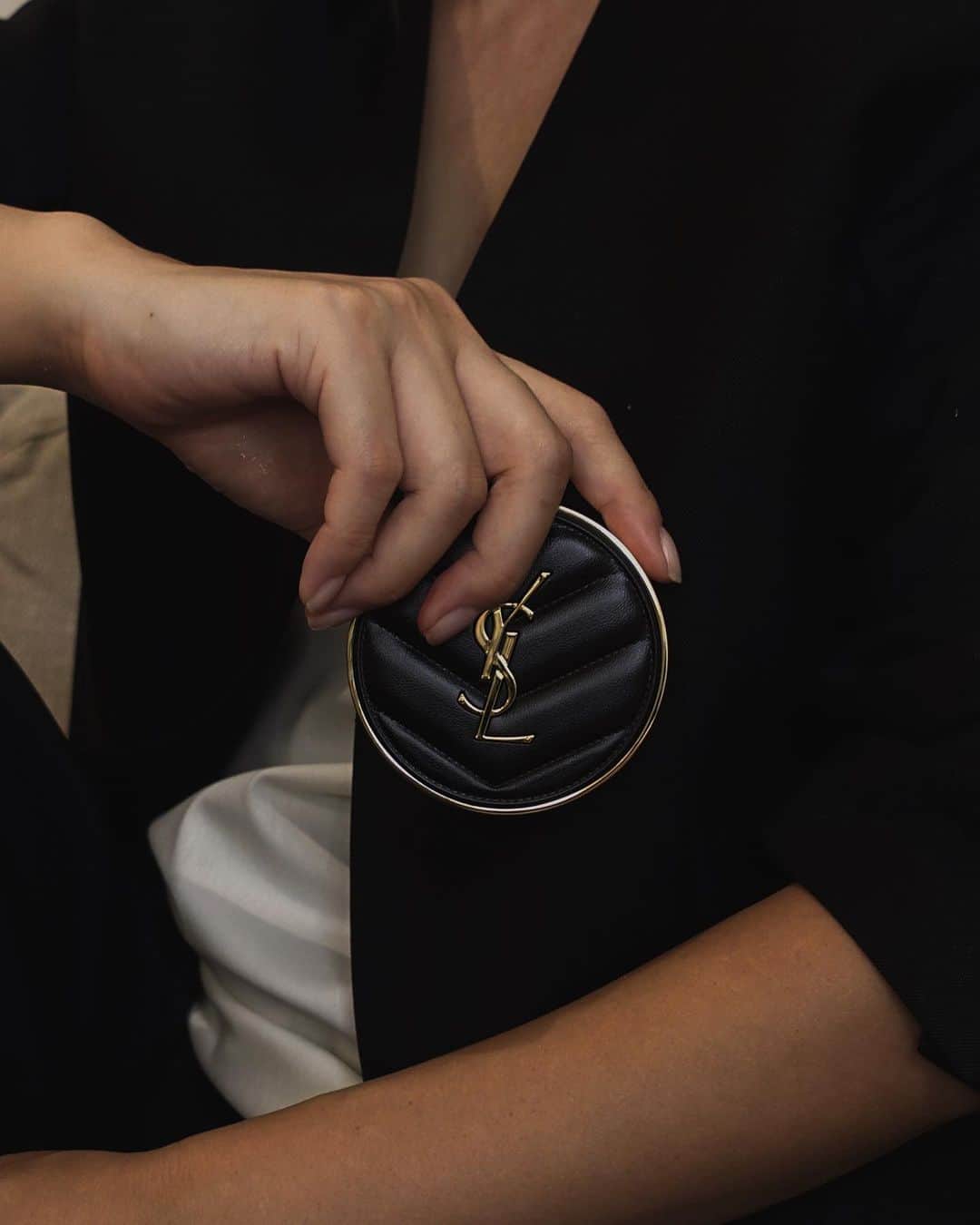 JUNNAのインスタグラム：「@yslbeauty のクッションファンデ ハイライトなしにこの艶...ひたひた感。  シーズン問わず艶肌がすきだけど、お洋服にあわせて フォギー感のある肌や少しマットにする日もある  この秋はお気に入りファンデをいくつかみつけたから お洋服の質感に合わせてベースメイクも秋バージョンにアップデートしよう  日焼けもしたからファンデも衣替え」