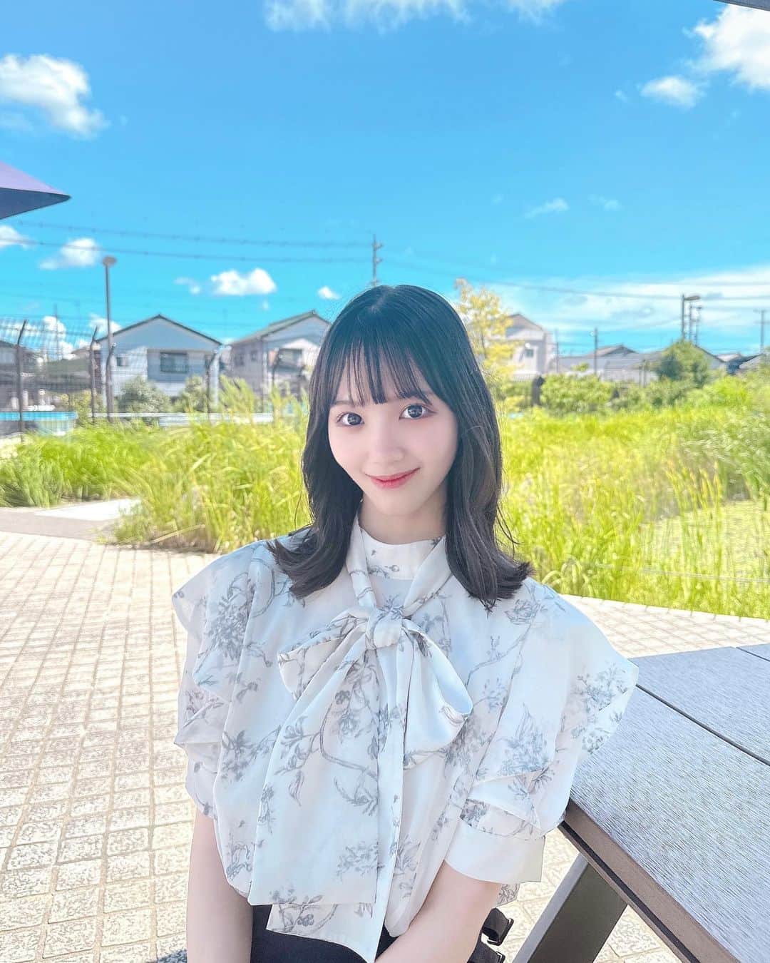 末永桜花のインスタグラム：「𓂃𓈒𓏸 ⁡ ･ ･ ⁡ 夏ももうすぐおしまいだね🍉☁️ ⁡ ･ ･  #summer #夏 #夏服 #ブラウス」