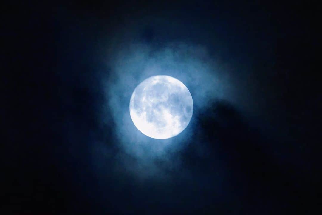 潘めぐみさんのインスタグラム写真 - (潘めぐみInstagram)「今月、二度目の満月。  靄が際立たせる月の光が美しい。  だいぶ座って作業していたので 息抜きに家のまわりを散歩してきました。 半径50m以内で気分転換できちゃう。  最近、インスタ不精ですみません。 写真と文章と向き合うには、ひと投稿、じっくり、時間が必要で。 日々がオーバーレイしていくので、Xに生息しがち。  本当は、まだTwitterって言いたい。←  時期で行ったり来たりしてます。」8月30日 23時26分 - han_meg_han