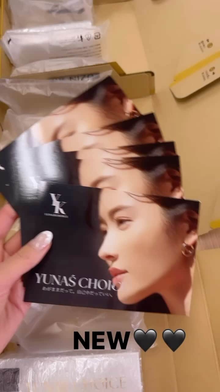 川口優菜のインスタグラム：「.本日もたくさんのお客さまへお届けできて、幸せいっぱいでございます🙇‍♀️💓✨‼️本日お送りしたものは3日以内にお受け取りをお願い致します🙇‍♀️🙇‍♀️明日の在庫は明後日にはお届け致します🙇‍♀️✨今月も沢山ありがとうございました😭🙇‍♀️‼️みんなのYUNAŚCHOICE🤣🤣9月もお楽しみに🫶🏽🫶🏽 @yunaschoiceskincare」