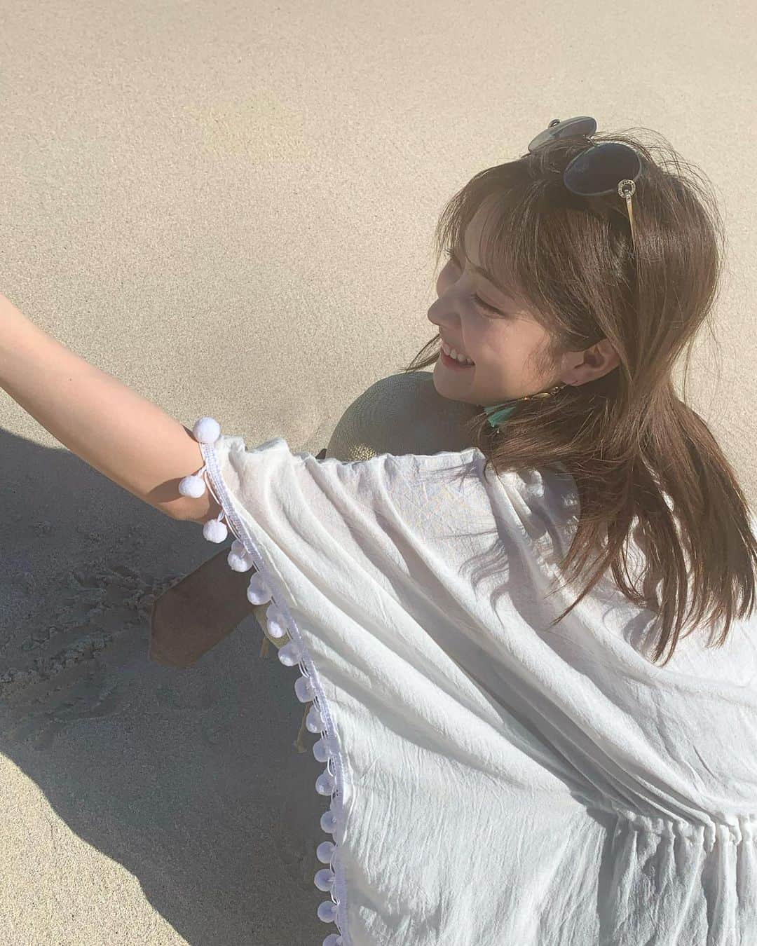 野村彩也子さんのインスタグラム写真 - (野村彩也子Instagram)「. 🏝️🌺🏄‍♀️👒🐠 気がつけば８月ももう終わり…！  今年は海に一回も行っていない！ 花火大会やお祭りにもいけず 夏終わってしまうー！と 毎年８月の終わりになって気がつきます笑  夏休み終盤の方もいますでしょうか🍉  ということで 一番最近の忘れられない海の思い出を🌊✨  コロナ前最後の海外旅行 この頃まだ大学生、 メイクは今と違いますし前髪もないですね😳  幼稚園から過ごす幼馴染と卒業旅行で行きました！ 母のように広い海がひたすら綺麗で いま写真で見ても癒されます✨ そして一緒に砂浜に何か書いたのですが 忘れてしまいました😂 もう一回見返してみます。笑  #6枚目常夏の日光で目が開かない写😑 #完全バカンス用ファッション #穴場ビーチの名前も調べ直して #またいつか行けるように頑張りたいですね😚  . . . . 今夜の#よるのブランチ 夏らしさ、楽しさたっぷりです！ ぜひご覧ください💕  #海 #ビーチ #思い出 #旅行」8月30日 23時28分 - nomurasayako