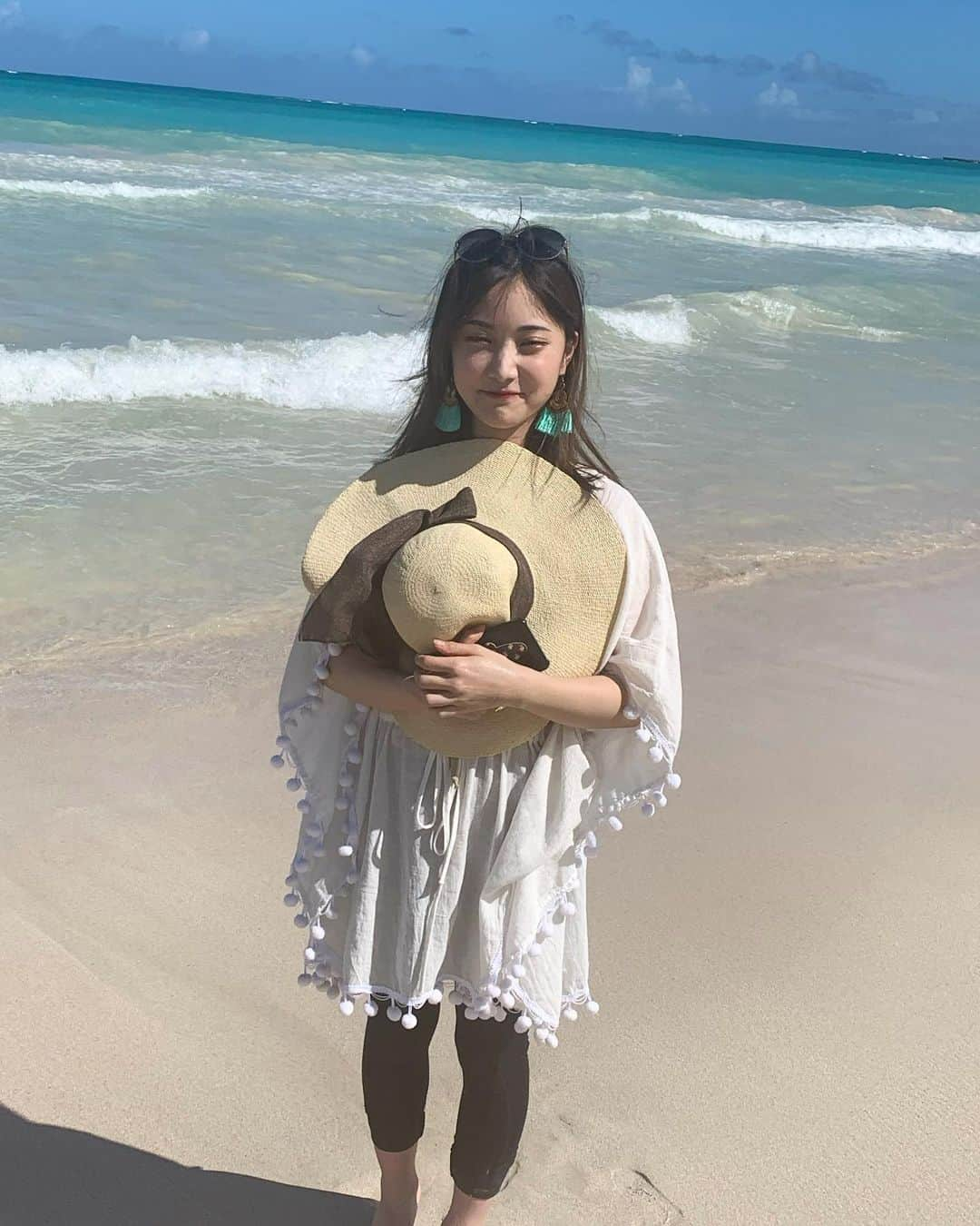 野村彩也子さんのインスタグラム写真 - (野村彩也子Instagram)「. 🏝️🌺🏄‍♀️👒🐠 気がつけば８月ももう終わり…！  今年は海に一回も行っていない！ 花火大会やお祭りにもいけず 夏終わってしまうー！と 毎年８月の終わりになって気がつきます笑  夏休み終盤の方もいますでしょうか🍉  ということで 一番最近の忘れられない海の思い出を🌊✨  コロナ前最後の海外旅行 この頃まだ大学生、 メイクは今と違いますし前髪もないですね😳  幼稚園から過ごす幼馴染と卒業旅行で行きました！ 母のように広い海がひたすら綺麗で いま写真で見ても癒されます✨ そして一緒に砂浜に何か書いたのですが 忘れてしまいました😂 もう一回見返してみます。笑  #6枚目常夏の日光で目が開かない写😑 #完全バカンス用ファッション #穴場ビーチの名前も調べ直して #またいつか行けるように頑張りたいですね😚  . . . . 今夜の#よるのブランチ 夏らしさ、楽しさたっぷりです！ ぜひご覧ください💕  #海 #ビーチ #思い出 #旅行」8月30日 23時28分 - nomurasayako