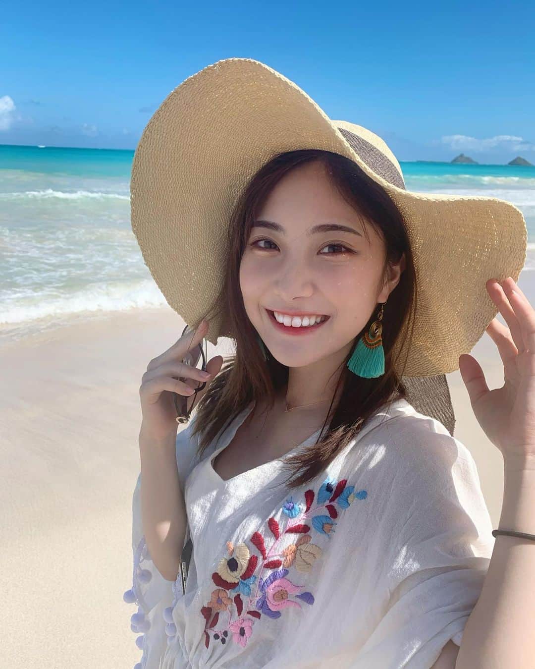 野村彩也子さんのインスタグラム写真 - (野村彩也子Instagram)「. 🏝️🌺🏄‍♀️👒🐠 気がつけば８月ももう終わり…！  今年は海に一回も行っていない！ 花火大会やお祭りにもいけず 夏終わってしまうー！と 毎年８月の終わりになって気がつきます笑  夏休み終盤の方もいますでしょうか🍉  ということで 一番最近の忘れられない海の思い出を🌊✨  コロナ前最後の海外旅行 この頃まだ大学生、 メイクは今と違いますし前髪もないですね😳  幼稚園から過ごす幼馴染と卒業旅行で行きました！ 母のように広い海がひたすら綺麗で いま写真で見ても癒されます✨ そして一緒に砂浜に何か書いたのですが 忘れてしまいました😂 もう一回見返してみます。笑  #6枚目常夏の日光で目が開かない写😑 #完全バカンス用ファッション #穴場ビーチの名前も調べ直して #またいつか行けるように頑張りたいですね😚  . . . . 今夜の#よるのブランチ 夏らしさ、楽しさたっぷりです！ ぜひご覧ください💕  #海 #ビーチ #思い出 #旅行」8月30日 23時28分 - nomurasayako