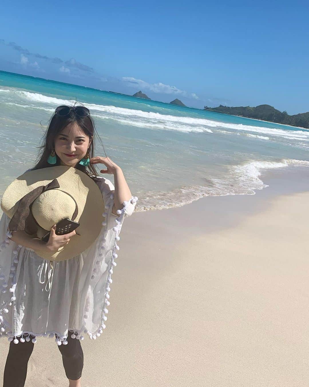 野村彩也子さんのインスタグラム写真 - (野村彩也子Instagram)「. 🏝️🌺🏄‍♀️👒🐠 気がつけば８月ももう終わり…！  今年は海に一回も行っていない！ 花火大会やお祭りにもいけず 夏終わってしまうー！と 毎年８月の終わりになって気がつきます笑  夏休み終盤の方もいますでしょうか🍉  ということで 一番最近の忘れられない海の思い出を🌊✨  コロナ前最後の海外旅行 この頃まだ大学生、 メイクは今と違いますし前髪もないですね😳  幼稚園から過ごす幼馴染と卒業旅行で行きました！ 母のように広い海がひたすら綺麗で いま写真で見ても癒されます✨ そして一緒に砂浜に何か書いたのですが 忘れてしまいました😂 もう一回見返してみます。笑  #6枚目常夏の日光で目が開かない写😑 #完全バカンス用ファッション #穴場ビーチの名前も調べ直して #またいつか行けるように頑張りたいですね😚  . . . . 今夜の#よるのブランチ 夏らしさ、楽しさたっぷりです！ ぜひご覧ください💕  #海 #ビーチ #思い出 #旅行」8月30日 23時28分 - nomurasayako