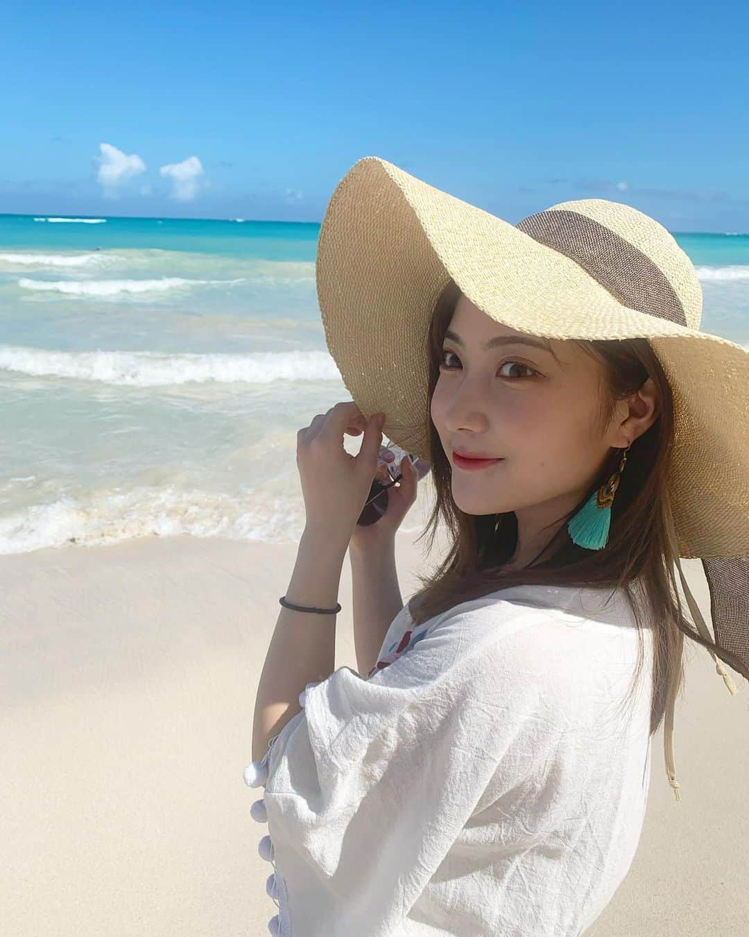 野村彩也子さんのインスタグラム写真 - (野村彩也子Instagram)「. 🏝️🌺🏄‍♀️👒🐠 気がつけば８月ももう終わり…！  今年は海に一回も行っていない！ 花火大会やお祭りにもいけず 夏終わってしまうー！と 毎年８月の終わりになって気がつきます笑  夏休み終盤の方もいますでしょうか🍉  ということで 一番最近の忘れられない海の思い出を🌊✨  コロナ前最後の海外旅行 この頃まだ大学生、 メイクは今と違いますし前髪もないですね😳  幼稚園から過ごす幼馴染と卒業旅行で行きました！ 母のように広い海がひたすら綺麗で いま写真で見ても癒されます✨ そして一緒に砂浜に何か書いたのですが 忘れてしまいました😂 もう一回見返してみます。笑  #6枚目常夏の日光で目が開かない写😑 #完全バカンス用ファッション #穴場ビーチの名前も調べ直して #またいつか行けるように頑張りたいですね😚  . . . . 今夜の#よるのブランチ 夏らしさ、楽しさたっぷりです！ ぜひご覧ください💕  #海 #ビーチ #思い出 #旅行」8月30日 23時28分 - nomurasayako