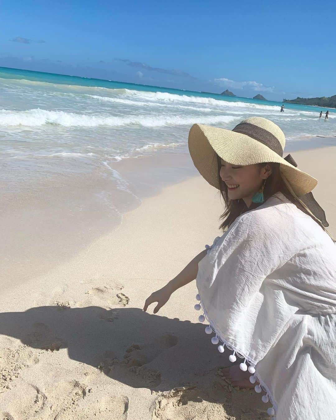 野村彩也子さんのインスタグラム写真 - (野村彩也子Instagram)「. 🏝️🌺🏄‍♀️👒🐠 気がつけば８月ももう終わり…！  今年は海に一回も行っていない！ 花火大会やお祭りにもいけず 夏終わってしまうー！と 毎年８月の終わりになって気がつきます笑  夏休み終盤の方もいますでしょうか🍉  ということで 一番最近の忘れられない海の思い出を🌊✨  コロナ前最後の海外旅行 この頃まだ大学生、 メイクは今と違いますし前髪もないですね😳  幼稚園から過ごす幼馴染と卒業旅行で行きました！ 母のように広い海がひたすら綺麗で いま写真で見ても癒されます✨ そして一緒に砂浜に何か書いたのですが 忘れてしまいました😂 もう一回見返してみます。笑  #6枚目常夏の日光で目が開かない写😑 #完全バカンス用ファッション #穴場ビーチの名前も調べ直して #またいつか行けるように頑張りたいですね😚  . . . . 今夜の#よるのブランチ 夏らしさ、楽しさたっぷりです！ ぜひご覧ください💕  #海 #ビーチ #思い出 #旅行」8月30日 23時28分 - nomurasayako