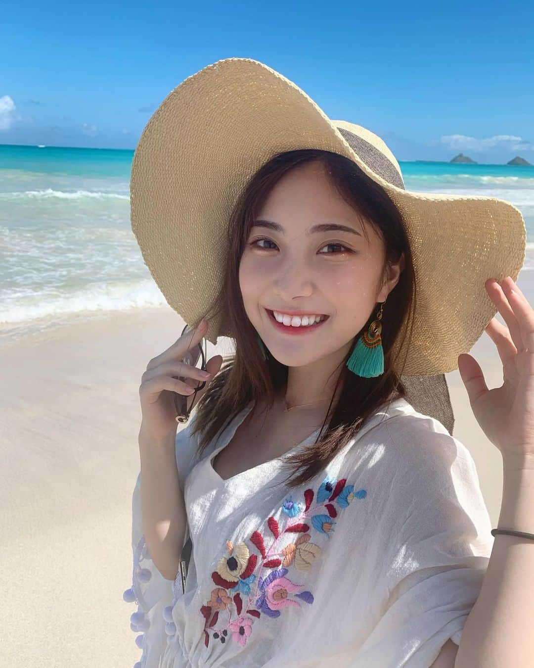 野村彩也子のインスタグラム：「. 🏝️🌺🏄‍♀️👒🐠 気がつけば８月ももう終わり…！  今年は海に一回も行っていない！ 花火大会やお祭りにもいけず 夏終わってしまうー！と 毎年８月の終わりになって気がつきます笑  夏休み終盤の方もいますでしょうか🍉  ということで 一番最近の忘れられない海の思い出を🌊✨  コロナ前最後の海外旅行 この頃まだ大学生、 メイクは今と違いますし前髪もないですね😳  幼稚園から過ごす幼馴染と卒業旅行で行きました！ 母のように広い海がひたすら綺麗で いま写真で見ても癒されます✨ そして一緒に砂浜に何か書いたのですが 忘れてしまいました😂 もう一回見返してみます。笑  #6枚目常夏の日光で目が開かない写😑 #完全バカンス用ファッション #穴場ビーチの名前も調べ直して #またいつか行けるように頑張りたいですね😚  . . . . 今夜の#よるのブランチ 夏らしさ、楽しさたっぷりです！ ぜひご覧ください💕  #海 #ビーチ #思い出 #旅行」