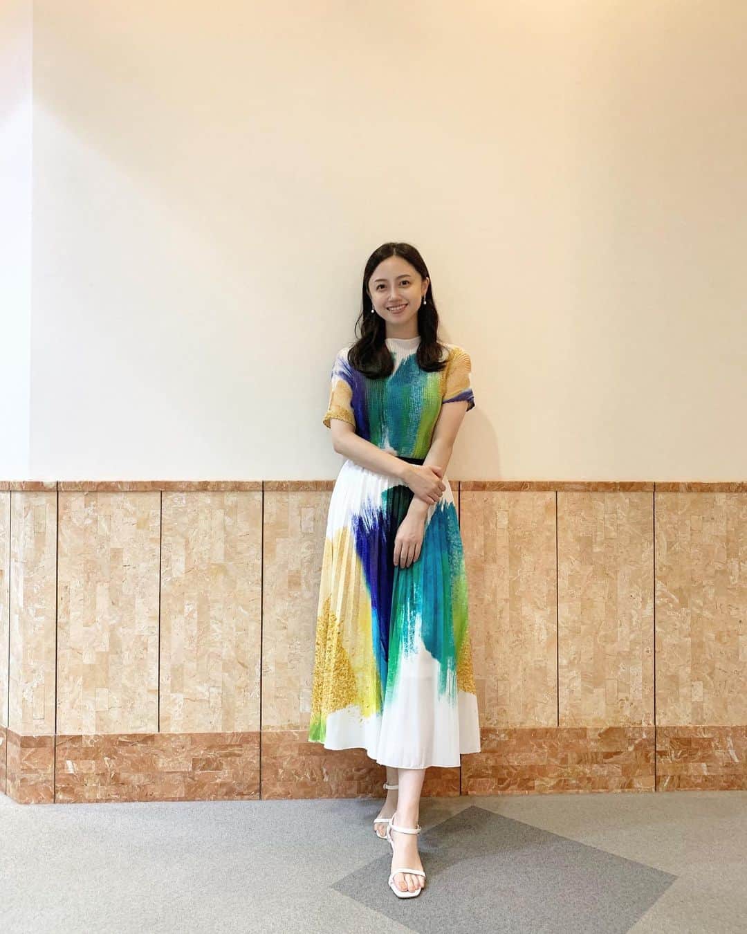 小林麗菜さんのインスタグラム写真 - (小林麗菜Instagram)「・ ・ 8.19 #王様のブランチ 衣装🌿  トップス・スカート @wildlily_daikanyama  えりかちゃんに自然なポージングを教えてもらったのに何度やってもぎこちない🥹アートを紹介する人みたいになっちゃってる笑 一生課題だわ🤣」8月30日 23時29分 - reina_kobayashi