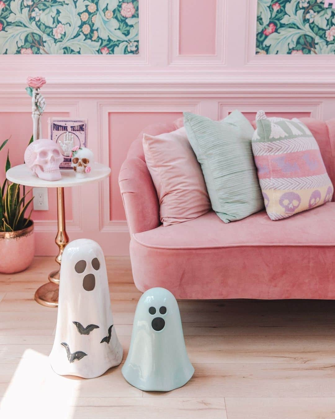 HomeGoodsのインスタグラム：「Who's also into the pastel Halloween vibe this year? @keikolynn has mastered the look with her latest #HomeGoodsHalloween finds.」