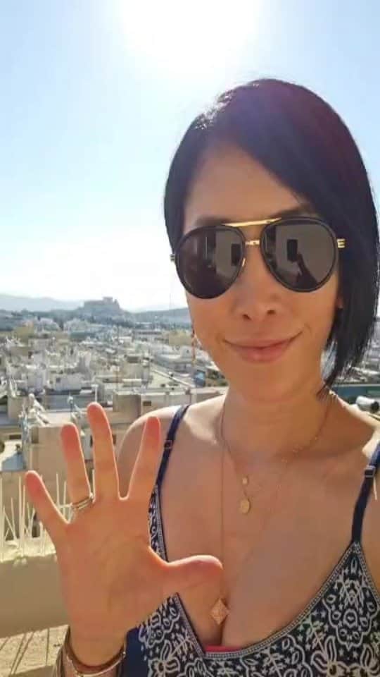 上原恵理のインスタグラム：「というわけでアテネにおります。ドバイ経由だったので時間かかりました😅 明日から私の好きなISAPS(国際美容外科学会)に参加します。世界中のトップドクターの発表が聞けたり、会えたりするので、私にとっては推しに会いに来ている感じです♥️  母親から「あなたはマグロ。泳ぎ続けていないと死んでしまう」 と昔から言われているのですが、確かに持病で入院したときも、産後休みをとっている時期も、目の前に忙しそうに働いている人を見ると(それが通りすがりの他人でも)「私何やっているんだろ、このままではヤバい…」と焦燥感に駆られるタイプです。 「休む」ということを心穏やかに楽しめる人間になりたいのですが…  しばらくSNSを控えていたので、生存確認とご挨拶のためのショートライブ配信。 近日中にいつものライブ配信します☺️」