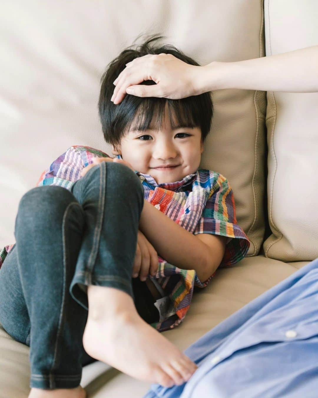 佐川愛果のインスタグラム：「今日で３年間通い続けた保育園を卒業してきました🥺 コロナ禍の中、1歳になった2020年7月から週2回通い、ちょうど約3年間。2年半以上マスクで先生の顔が見れないままの保育。最後の約半年は素顔で過ごせて本当に良かったなと思います。 保育園ではありますが、ほぼ習い事状態で、フラッシュカードやミュージックレッスン、英語やチアダンス、アート等々、たくさんの経験をさせてくれた園に感謝です。幼稚園に入ってからは週1でアフタースクールとして通っていました☺  初めて預けた慣らし保育のとき、１時間でも２時間でも、「私、息子と一緒にいない！そわそわする！１人で歩いてる！！すごい！！」と感動したあの感覚を未だに覚えています🤣  それなのに最近、お片付けでよく喧嘩する(私が一方的にキレてるw)のですが、今日も怒りすぎて反省中…😇笑 まだ4歳だもんな… なんか良い方法ありませんかね？笑 私が初心に戻るべきなんだろうな…それにしてもイライラしてしまって息子に申し訳ない😂明日朝起きたら謝ろうと思いますw  とにもかくにも息子くん、３年間お疲れ様でした🥺😭 来月からはプールに通うことにしました！！(やっと！！笑)アドバイスをくれた方々ありがとうございます🥰  #3年間お疲れ様  #保育園卒業  #4歳男の子」