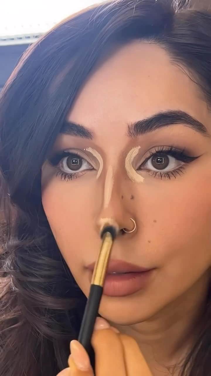 Huda Kattanのインスタグラム：「Nose contouring via @froartistry Who’s tried this?  #nosecontour #makeuphack」
