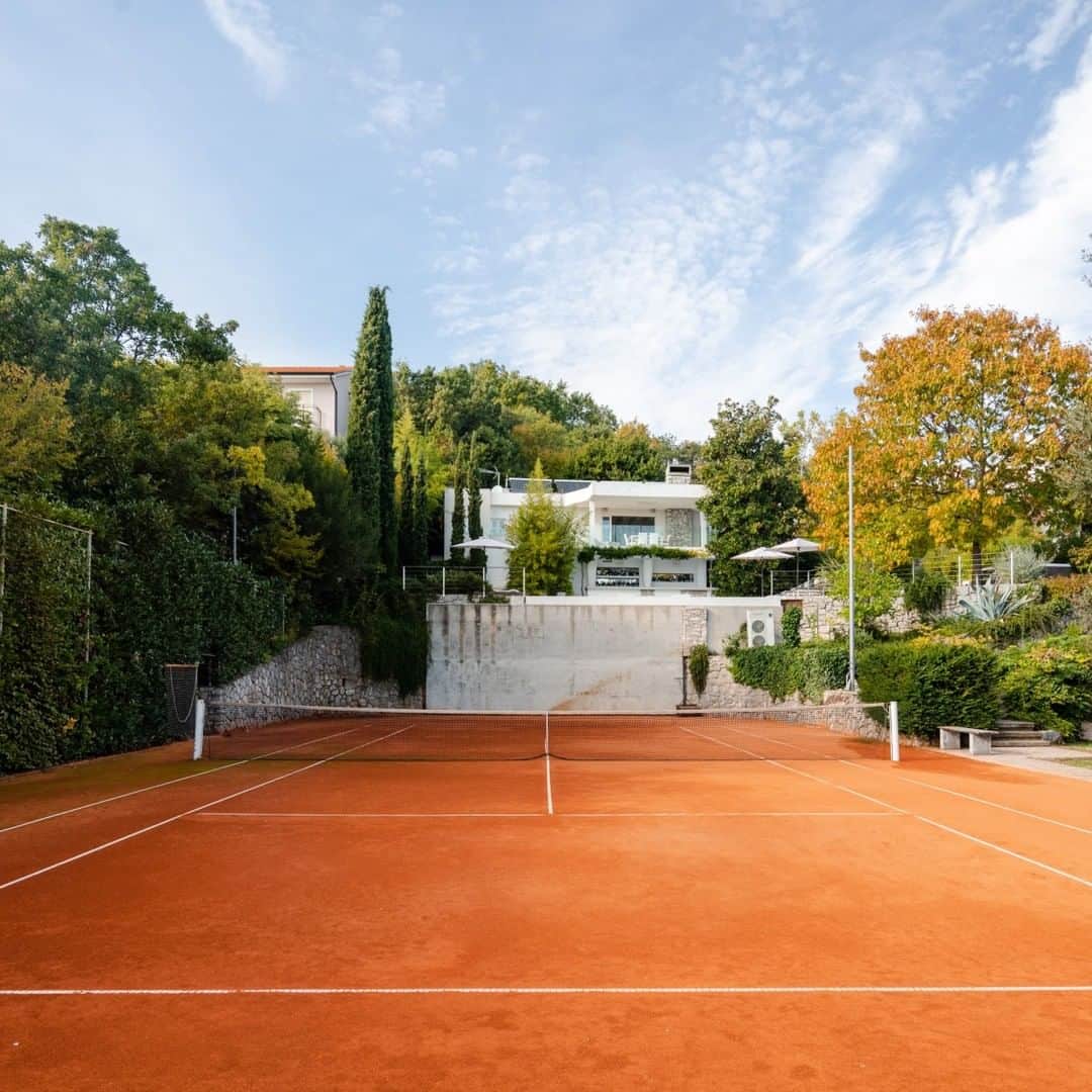 Airbnbのインスタグラム：「Anyone for tennis?」
