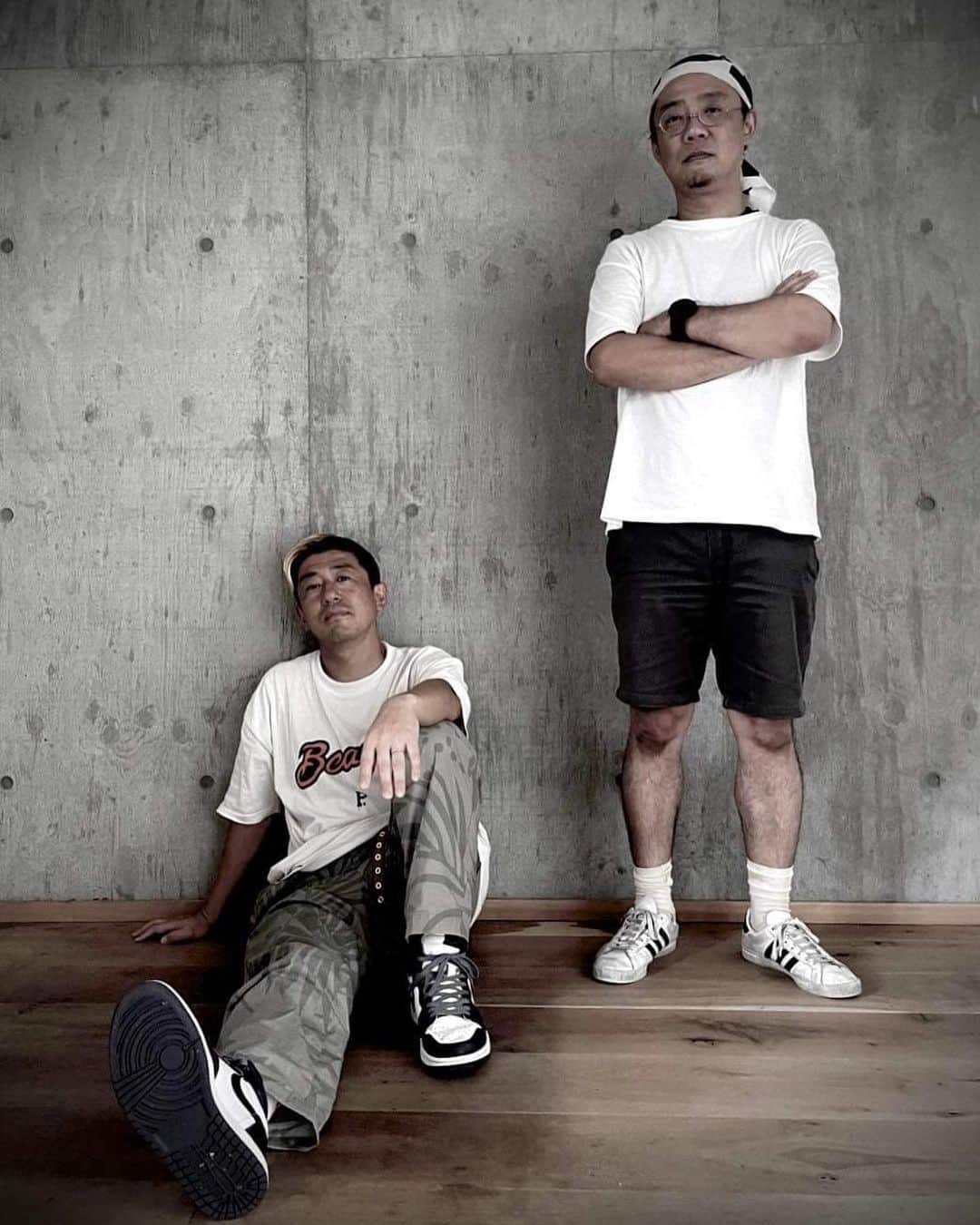 小林拓一郎のインスタグラム：「4年間お世話になった事務所を退居いたします。  ファーマシーの2階です。  ここがあったからこそ出会えた人もたくさんいました。  コロナ禍前はトークイベントやったり、  コロナ禍はネコさんに愚痴聞いてもらったり、  アートや浮世絵、スニーカー飾って、  ネコさんは植物育てて、  お互いの好きな本を並べて。  事務所はなくなりますが、ネコさんとは引き続きたくさんお仕事させていただくし、  ファーマシーはしっかり続けてまいります。  事務所よ、  そして、ネコさん、  ありがとうございました❕  #WANDSのジャケ写真」