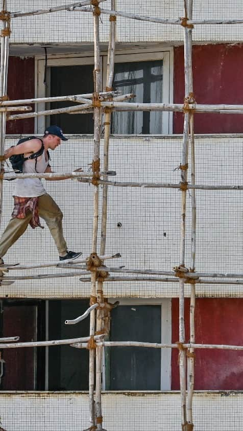 ジェイソン・ポールのインスタグラム：「No better shot than the @gopro for this 😁 thanks for the setup @redbullindia 🙏🏼 since the second Yamakasi movie it was a dream of mine to do Parkour on a bamboo scaffolding setup. Anybody remember that scene? 👴」