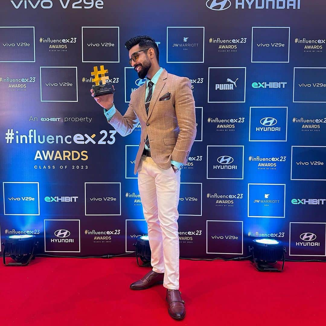 Karron S Dhinggraのインスタグラム：「Fashion Influencer Of The Year🏆 Bahot bahot Shukriya aap sabhi ko jinhone vote and support Kia🤎🙏🏻 Thank you so much @exhibitmagazine  . . Outfit @asukacouture   #TheFormalEdit #Award」