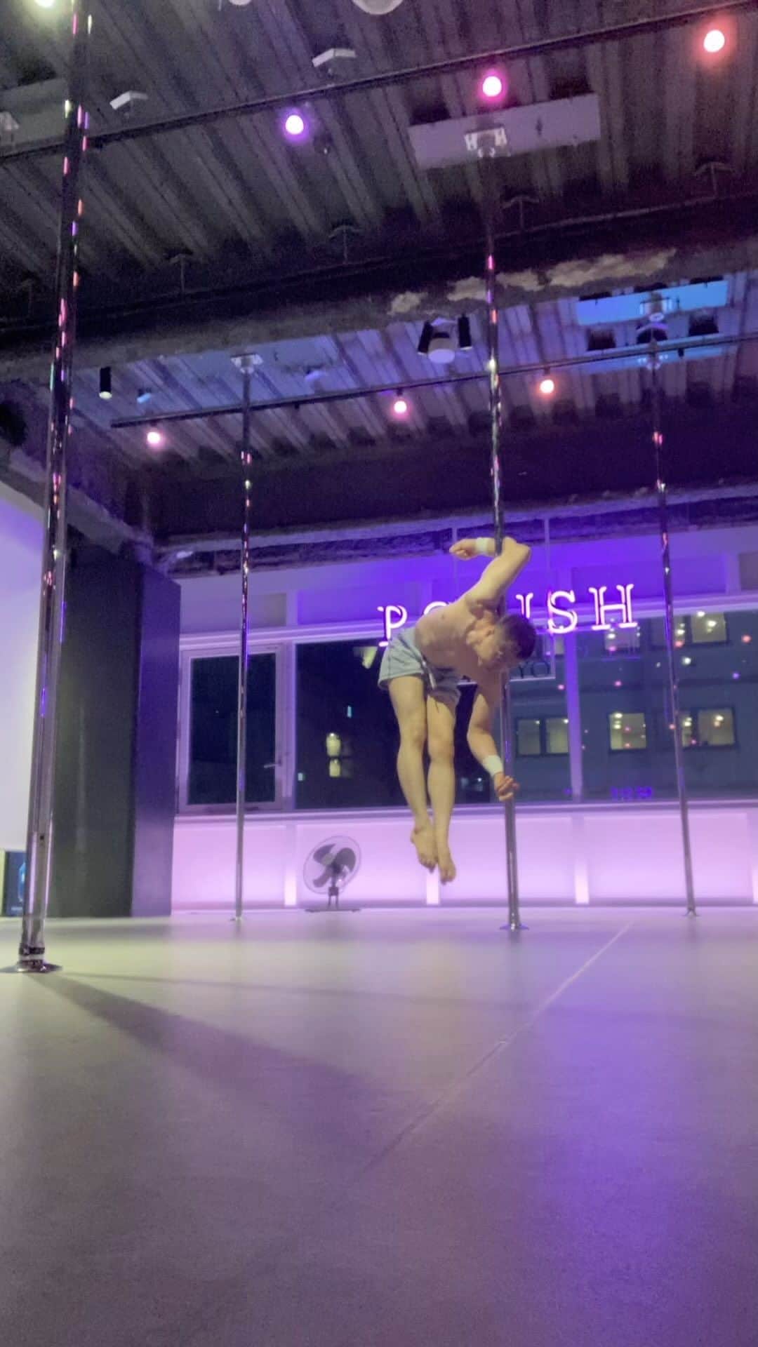 のインスタグラム：「Inspired by @work.with.cha 🙏✨ . . . . . #dance #dancer #performance #performer #polemove #pdstaticcombo #poledancemotivation #polelove #static #poletrickoftheday #pdcombo #pdtrick #noa #pop #japan #japanese #tokyo #東京 #roppongi #六本木 #polish #ポールダンス #poledance #ダンス #トレーニング #ポールダンサー #ポールダンス初心者 #carnival #burlesque #cabaret」