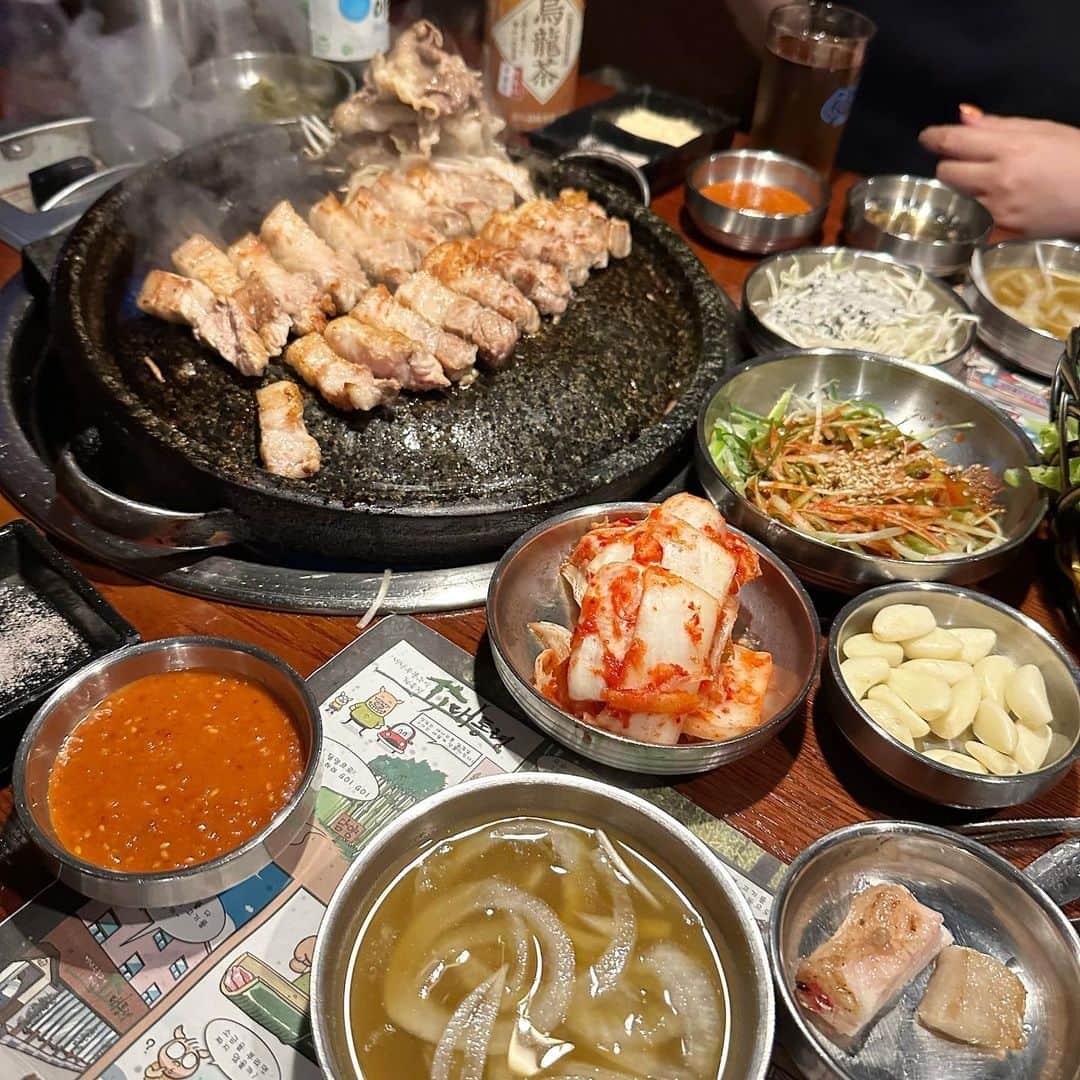 愛内みささんのインスタグラム写真 - (愛内みさInstagram)「夏の韓国記録🇰🇷  TIR TIRショールームのカフェ☕️ the映えな感じでかわいくて広々とした空間でゆっくりできて居心地よかったな😌 後で気づいたけどドラマのセレブリティのロケ地だった👸  弘大　イデジョピョダギ #이대조뼈다귀 カムジャタンのお店 お肉ホロホロ柔らかくて食べた後はスープにご飯を、、最高🥹1000円でお腹いっぱい食べれたランチ✨ 辛いスープにご飯いれる系だいすき🍚 (よく食べてるのは辛ラーメンの締めご飯😂)  東大門　『竹統領サムギョプサル』 #대통령삼겹살동대문점 竹筒にはいったお肉が登場🎋 トッピングも沢山選べてどれも美味しかった🤤 サムギョプサルのお店ありすぎて迷ったけど正解🙆‍♀️ またいきたい♡  #韓国カフェ#韓国旅行#韓国グルメ#東大門グルメ#竹統領サムギョプサル#TIRTIR#カムジャタン#ホンデグルメ#弘大ランチ#弘大グルメ」8月30日 23時47分 - misamisa124