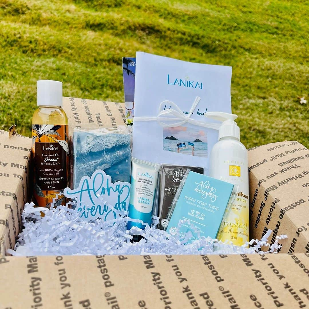 Lanikai Bath and Bodyさんのインスタグラム写真 - (Lanikai Bath and BodyInstagram)「With every order over $25, receive a FREE all-natural handcream! Whether you're shopping in our Kailua store or online, we've got you covered. But hurry, this offer ends tonight!   And here's a little extra aloha for our online shoppers: Every online order comes with a special "Aloha Everyday" sticker! 🏝️💌  Mahalo for all your love and support. ❤️ #ShopKailua #AllNaturalBeauty #AlohaEveryday #LimitedTimeOffer」8月31日 0時00分 - lanikaibathandbody