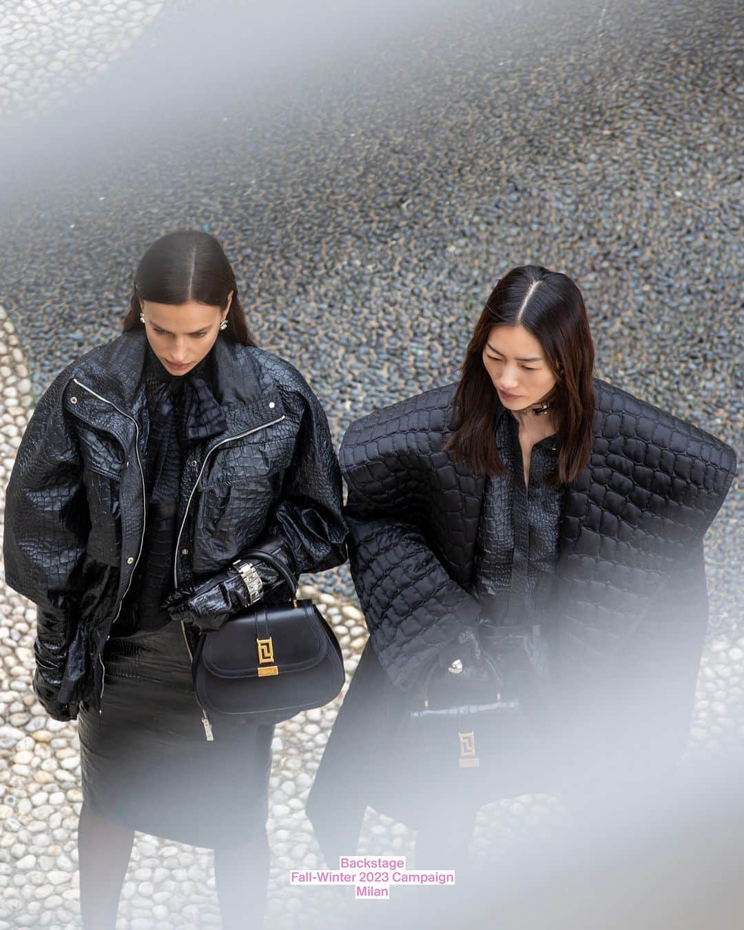 ジャンニヴェルサーチのインスタグラム：「Backstage  Fall-Winter 2023 Campaign Milan  #VersaceFW23」