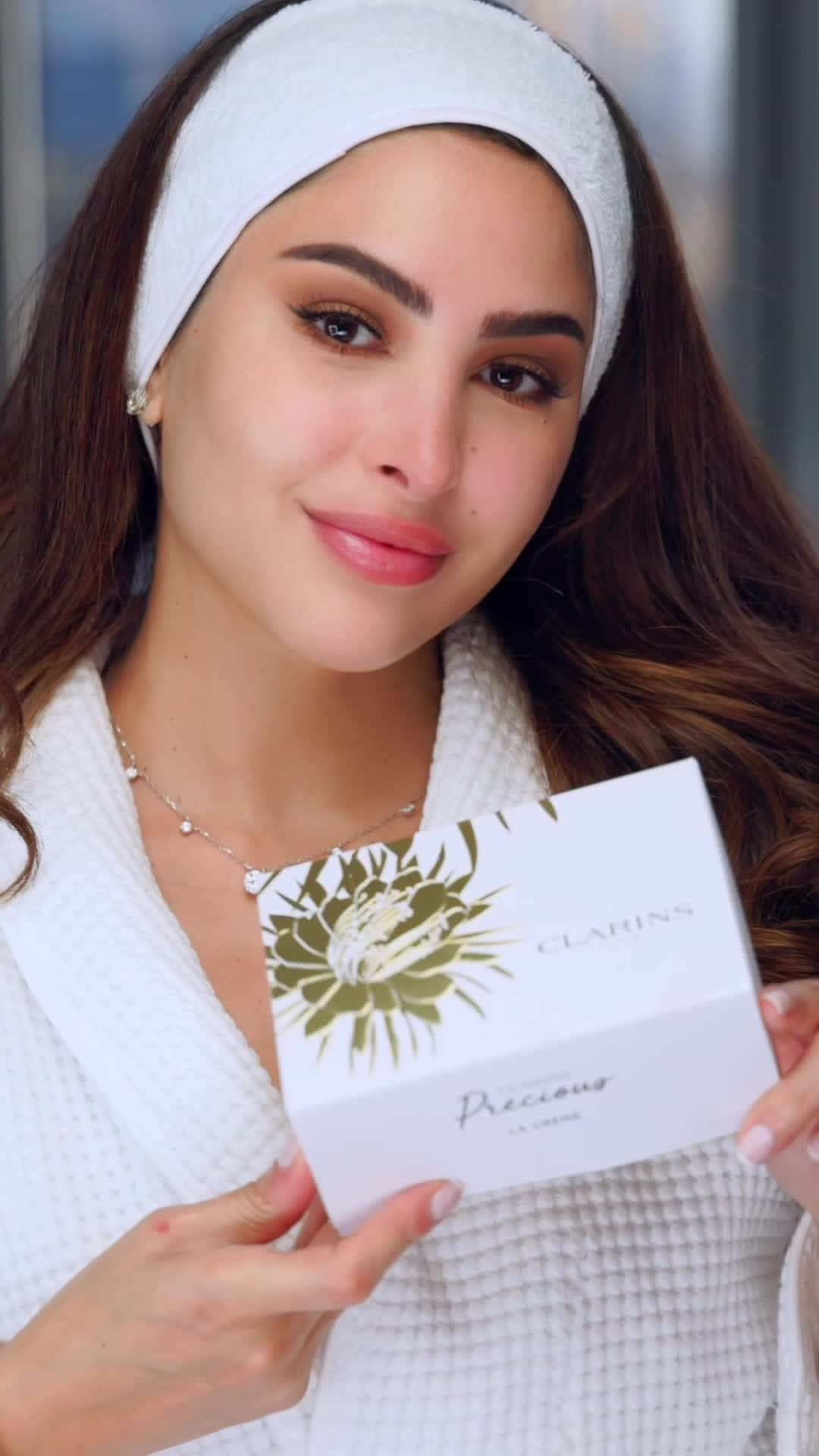 Clarins Middle Eastのインスタグラム：「@therealfouz⁣ تعطينا نظرة أقرب على أحدث مجموعة من كلارنس - مجموعة بريشياس🤍⁣ ⁣ احصلي على بشرة اصغر بـ 5 سنوات في 3 أشهر✨⁣ ⁣ ⁣متوفر حصرياً في سيفورا، بوتيكات كلارنس، ومواقعنا.⁣⁣ ⁣⁣ @therealfouz gives a closer look on the newest range from Clarins - Precious🤍⁣ ⁣ Take 5 years off your skin in 3 months✨⁣ ⁣⁣ Available exclusively at Sephora, Clarins Boutiques, and Clarins websites.⁣⁣⁣ ⁣⁣ #Clarins #ClarinsME #SkinCare #Precious #AsRareAsYou #NewLaunch #كلارنس #بريشوس #نادرة_مثلك #مجموعة_جديدة #إصدار_جديد #كلارنس_بريشياس」