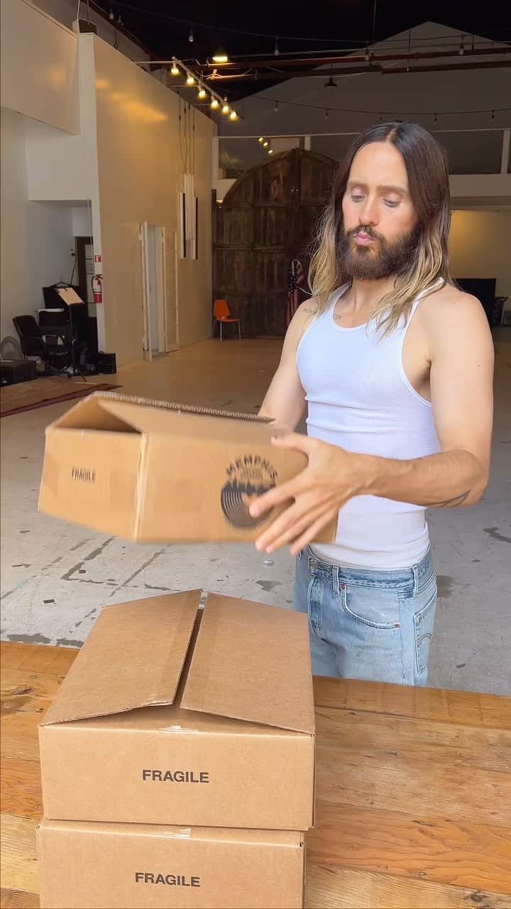 ジャレッド・レトのインスタグラム：「VINYL UNBOXING!! 📦📦📦  Finally got the album and wanted to share what the vinyl looks like 🌅🌅🌅   Have you pre-ordered yours?? Album drops in just 16 days!!!! 🙏🏼🌅🕺🏻」