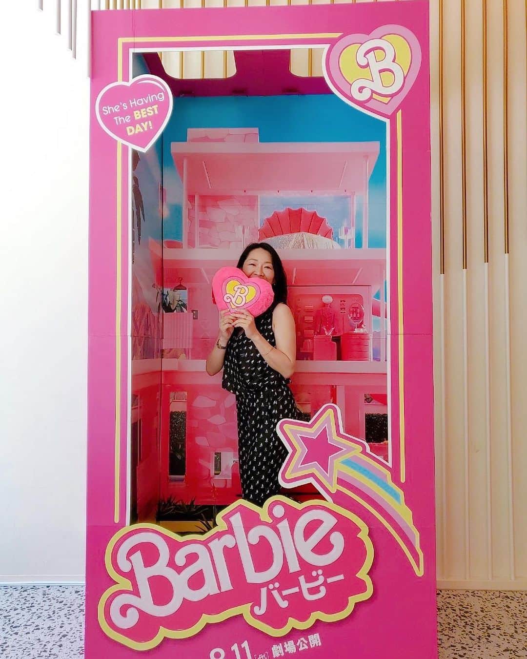 森夏子さんのインスタグラム写真 - (森夏子Instagram)「映画「バービー」もう観た⁉️ @barbiemovie_jp   映画の世界へ飛び込もう🩷 ＼Barbie™ The Movie Café／ 📍W大阪「MIXup」  映画『バービー』とコラボしたカフェは まんま　バービーランド🩷  BGMはモチロン 映画バービーのサントラから🎵  ケンと友達たちと一緒に パーティ🎉ドライブ🚗サーフィン🏄 などなど楽んで　毎日Happy🙌 なバービーランド🎵  そんな気持ちと一緒♡ このカフェに来れば、みんなHappy🙌  入口すぐのバービーBOXでキメポーズ✨  *パフェ *スイーツBOX *スイーツBOX +パフェ　の3種類からチョイス！  スイーツBOXには *ミニBBQチーズバーガー🍔 *ミニアメリカンドッグ🇺🇸 *フライドポテト🍟　付き　なので  甘い＆しょっぱいをバランスよく 楽しんで🎵  2023年9月15日までの期間限定です。 ☞ 9月30日まで延長決定🙌  ご予約は…  W大阪 1階 MIXup @wosakahotel   〒542-0081 大阪市中央区南船場4-1-3 06-6484-5812 地下鉄御堂筋線「心斎橋駅」 3番出口より徒歩約3分ほど  #wosaka #wホテル大阪  #mixup #ミックスアップ #wosaka #wosakahotel #w #marriottbonvoy  #w大阪 #マリオットホテル #ダブリュー   #バービーカフェ #映画バービー  #バービーランド #barbiethemovie #barbiethemoviecafe #barbie #barbiedoll  #バービーパフェ  #バービー人形 #バービーアフタヌーンティー #ホテルアフタヌーンティー #大阪カフェ巡り」8月30日 23時53分 - natsusora72