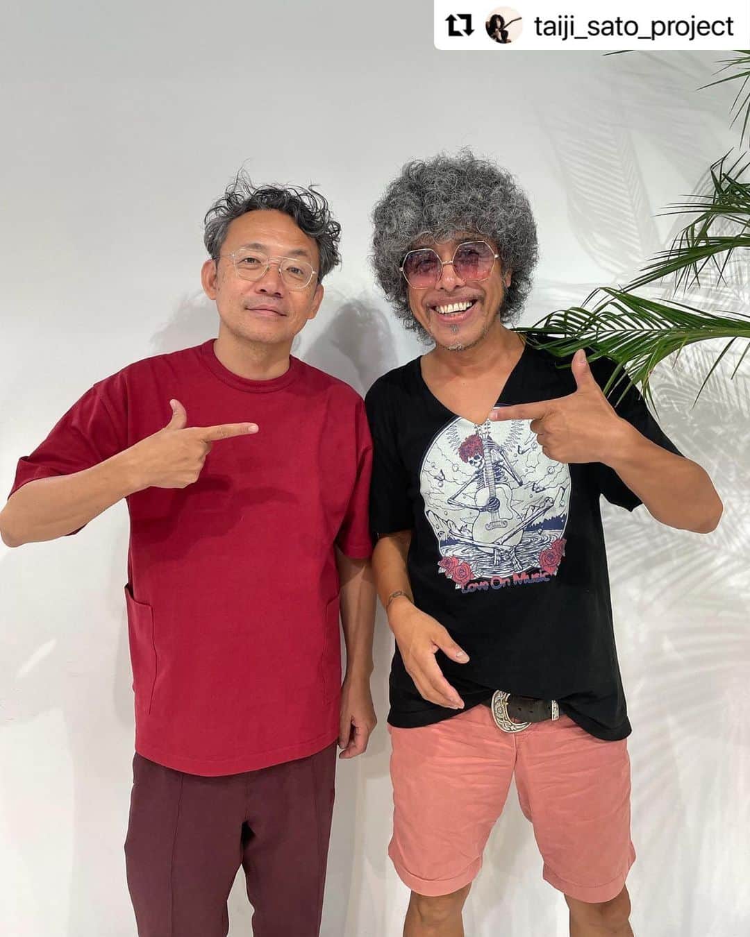 ハシモトタカヒロのインスタグラム：「タイジのアフロ。sly期だったりprinceかましたり、70's hard rockのロバートプラントのときもあったなぁ。ロマンティックス期もあったりMars Voltaのセドリック風にもしたし、最近はFlaming Lipsのウェインみたいにアダルトにシフトしてましたなぁw で今回は''暑い"との事で原点回帰でねサマーアフロに仕上げました。このフォルム、完璧です。#Repost @taiji_sato_project with @use.repost ・・・ . 今日もファンキーアフロヘア完成！20年来ずっとこのヘアスタイルをやってくれてるハッシーと！ #8CID  今日は下北沢QueでBeatRyoとChildishTonesとワンマンバンド祭りや！  タイジ」