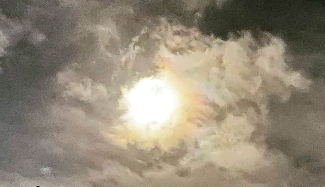 平松愛理のインスタグラム：「⁡ やっぱり外に出た🤳✨ 2023年で最も地球に近い満月SUPER MOONと 1か月のうち2度目の満月BLUE MOONが重なるSUPER BLUE MOONが空に🌕 ⁡ 約1時間後に地球に最も近づき 完全な満月になるのは 明日8月31日午前10時36分 ⁡ 次に観れるのはいつだろう ⁡ そう思うと貴重だわ🍃 ⁡ ⁡ #SUPERBLUEMOON  #BLUEMOON」