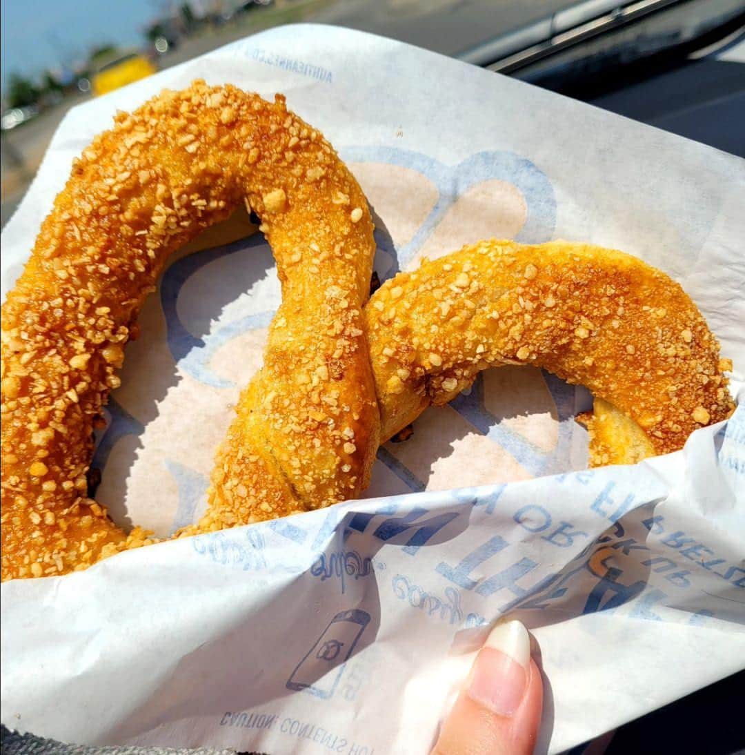 アンティ・アンズのインスタグラム：「August slipped away like a buttery pretzel​  📸: @mrnmrsm​」